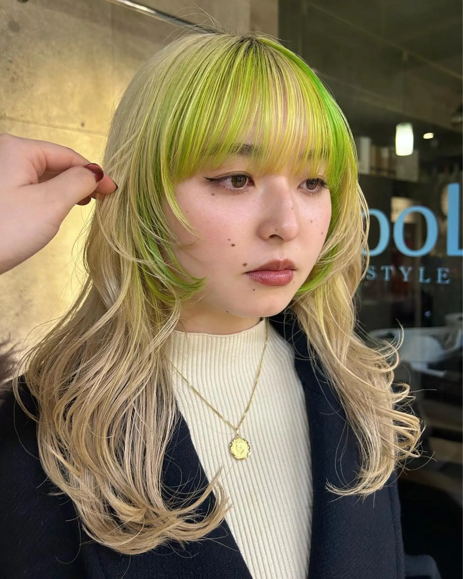 ロング カラー イヤリングカラー ハイトーンカラー インナーカラー レイヤーカット デザインカラー/ kanae🌱のヘアスタイル