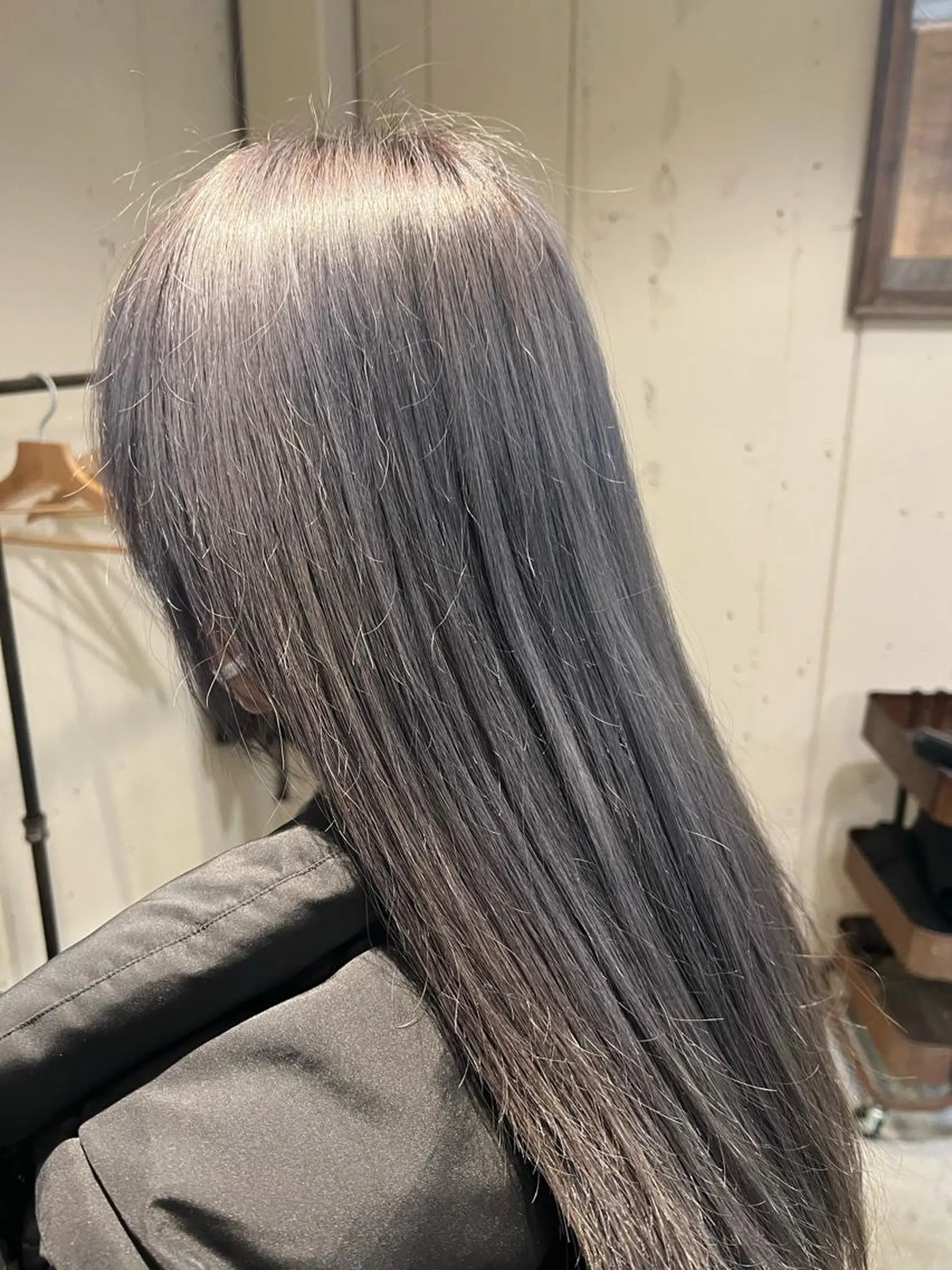 セミロング カラー シルバー 毛谷 嘉明/ブリーチカラーのヘアスタイル