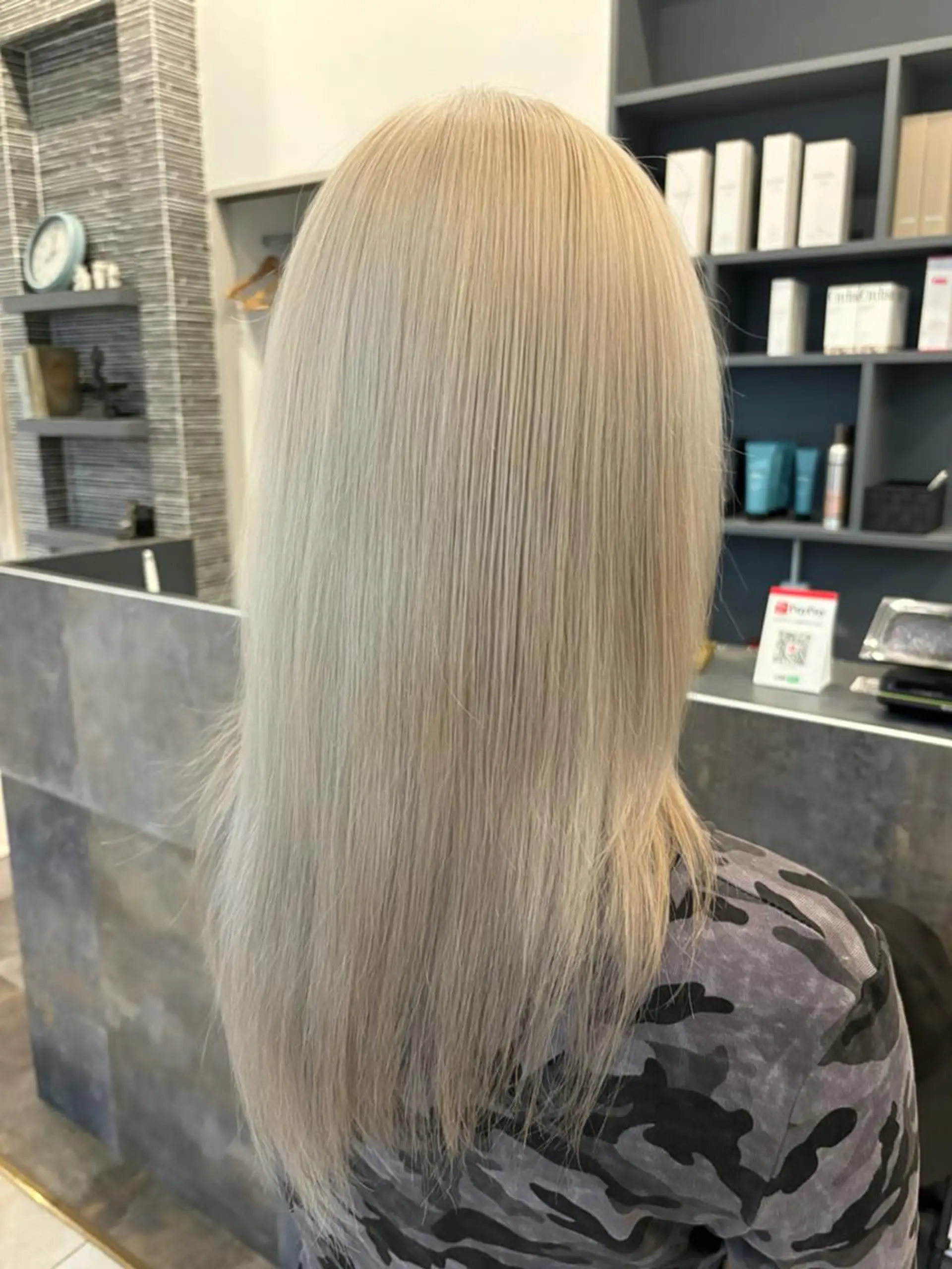 ミディアム カラー ブリーチ 透明感カラー ハイトーンカラー 韓国風ヘア レイヤーカット カット ヘアカラー トリートメント lafit ラフィット 下大利のヘアスタイル