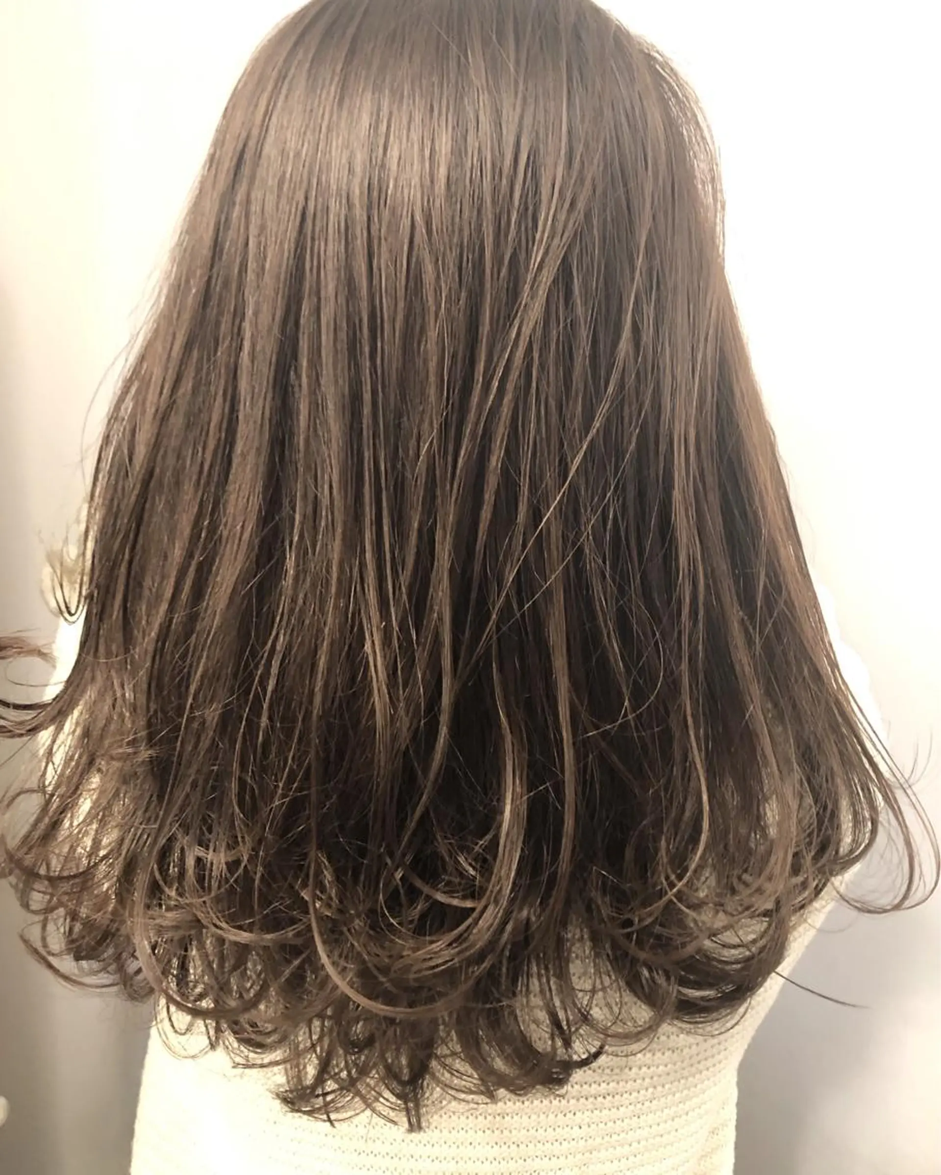 セミロング カラー 岡田 拓也のヘアスタイル