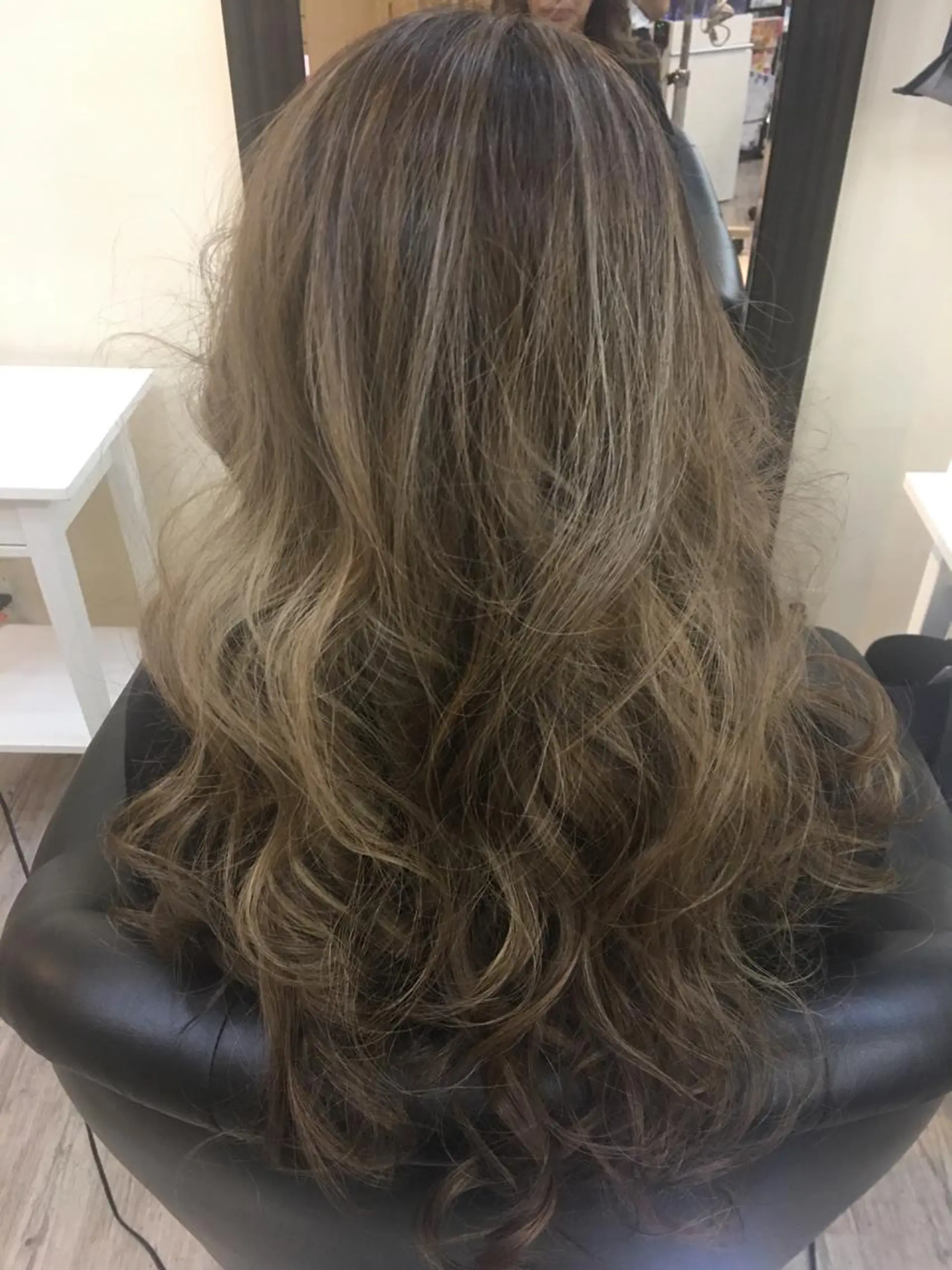 ロング カラー 鶴見 和美のヘアスタイル