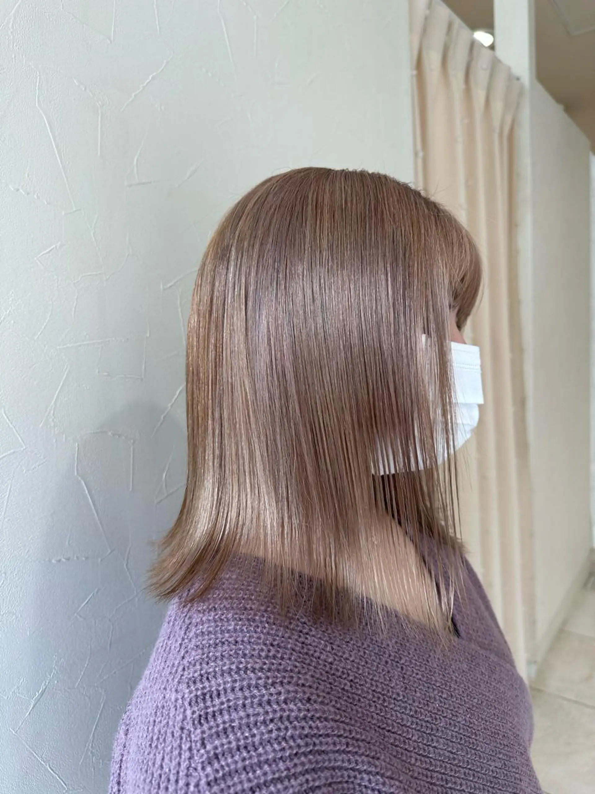 セミロング 千葉ハイトーンカラー KASUMIのヘアスタイル