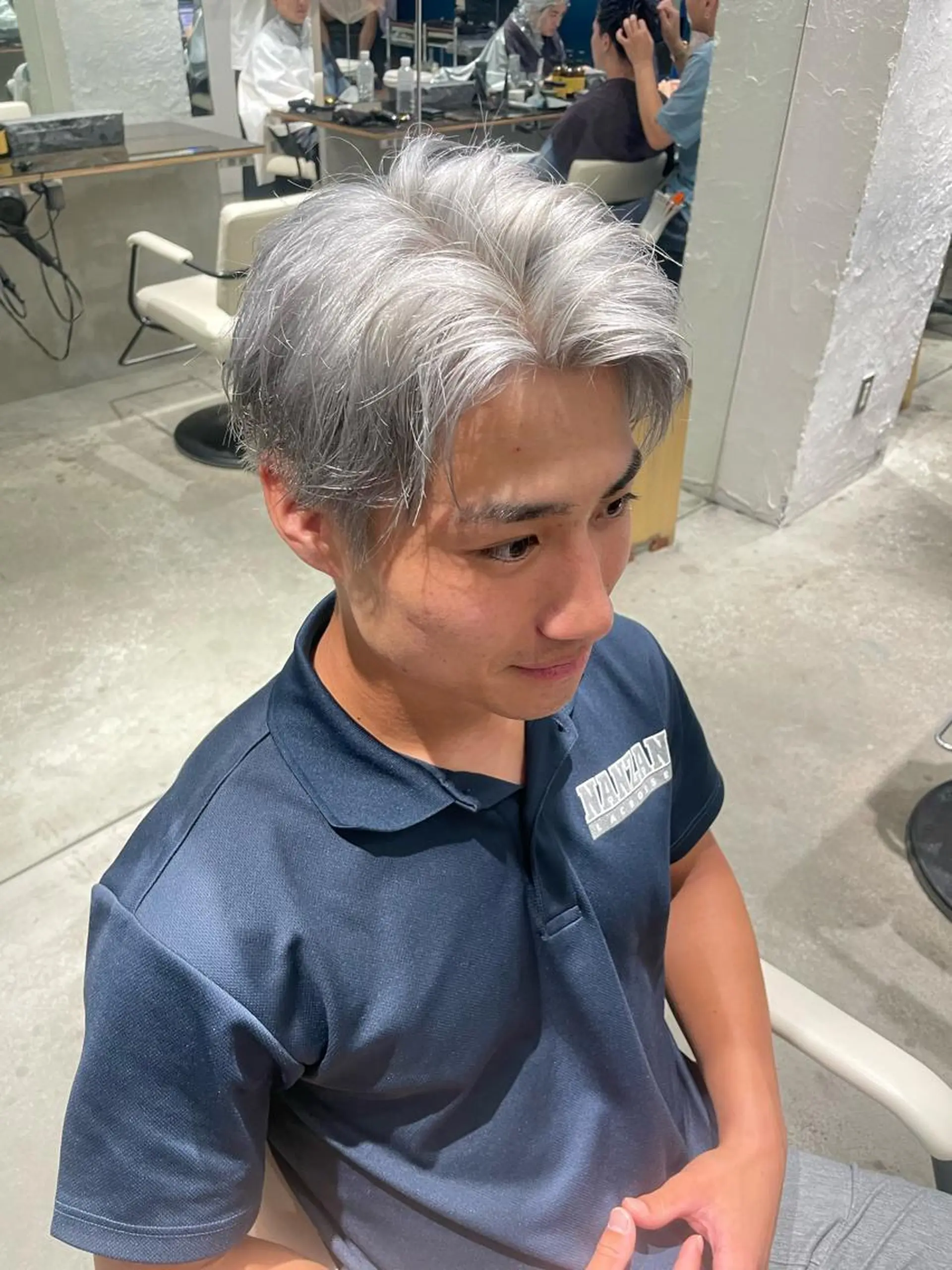 ショート カラー メンズ メンズバレイヤージュ メンズブリーチ センターパート フェードカット メンズハイライト ヘアカラー トリートメント スパイラルパーマ 🌐hina⭐️のヘアスタイル