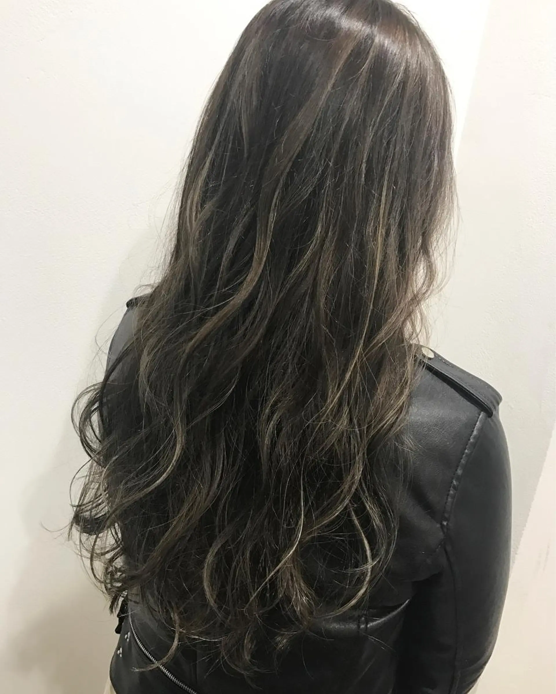 ロング カラー アッシュ アッシュグレー ハイライトカラー ハイライト 若杉 諒のヘアスタイル