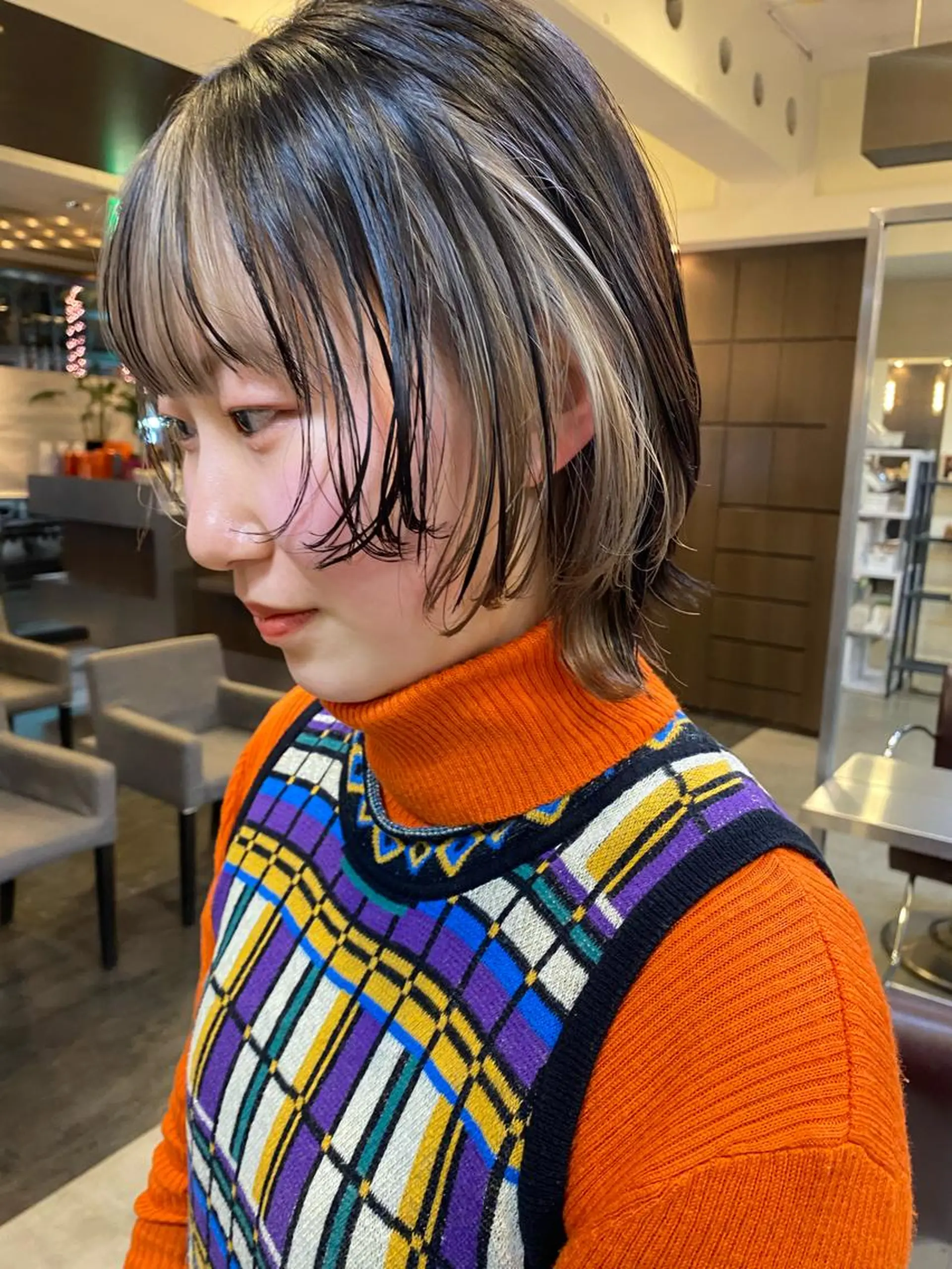 ショート カラー パーマ ヘアアレンジ メンズ ネイル メンズウルフカット ミストバング フェイスフレーミング ショートヘア ウルフカット mana 暖色カラーカットのヘアスタイル