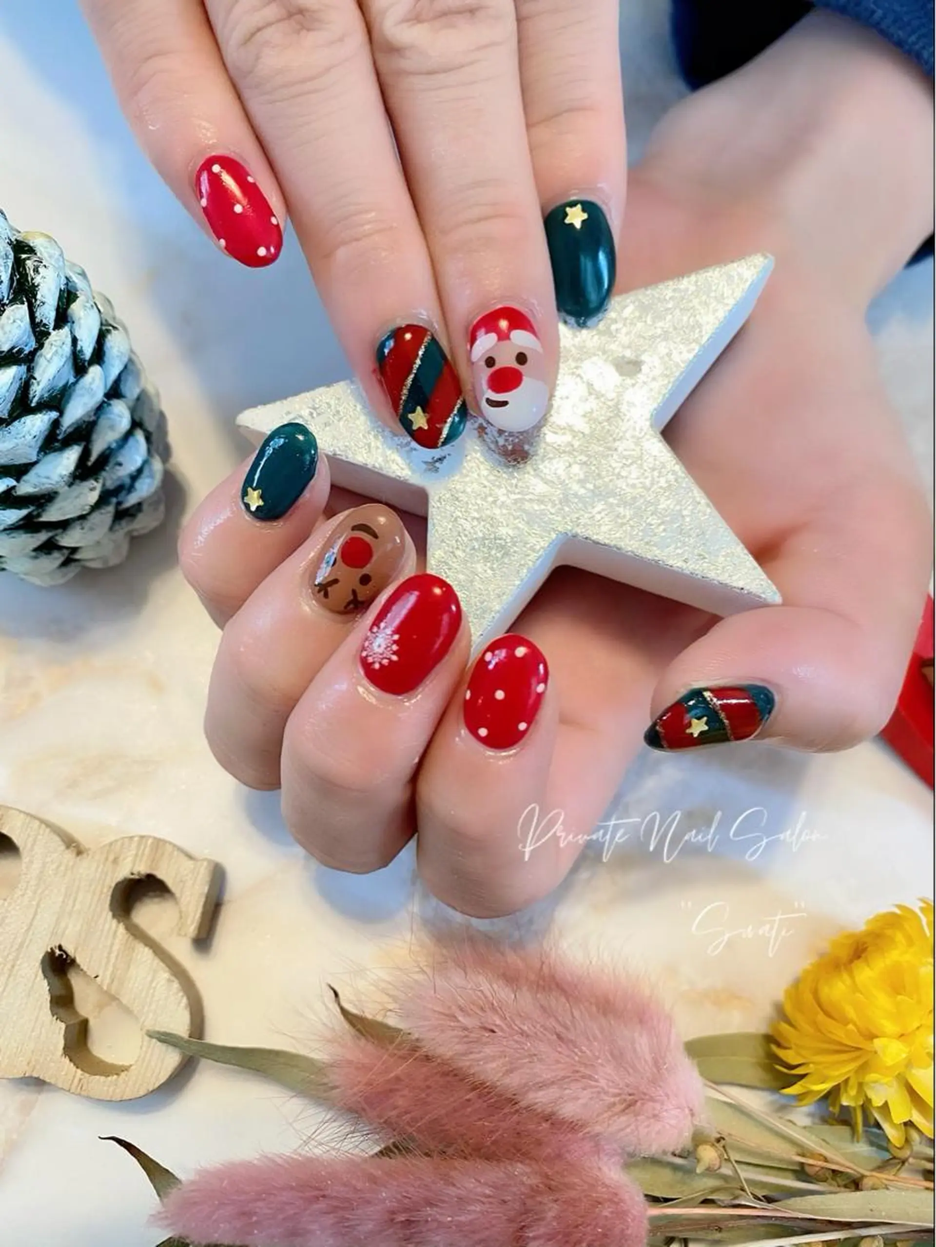 ネイル アートネイル オフィスネイル ワンカラーネイル 赤色 冬ネイル yuko （ネイリスト）のネイルデザイン