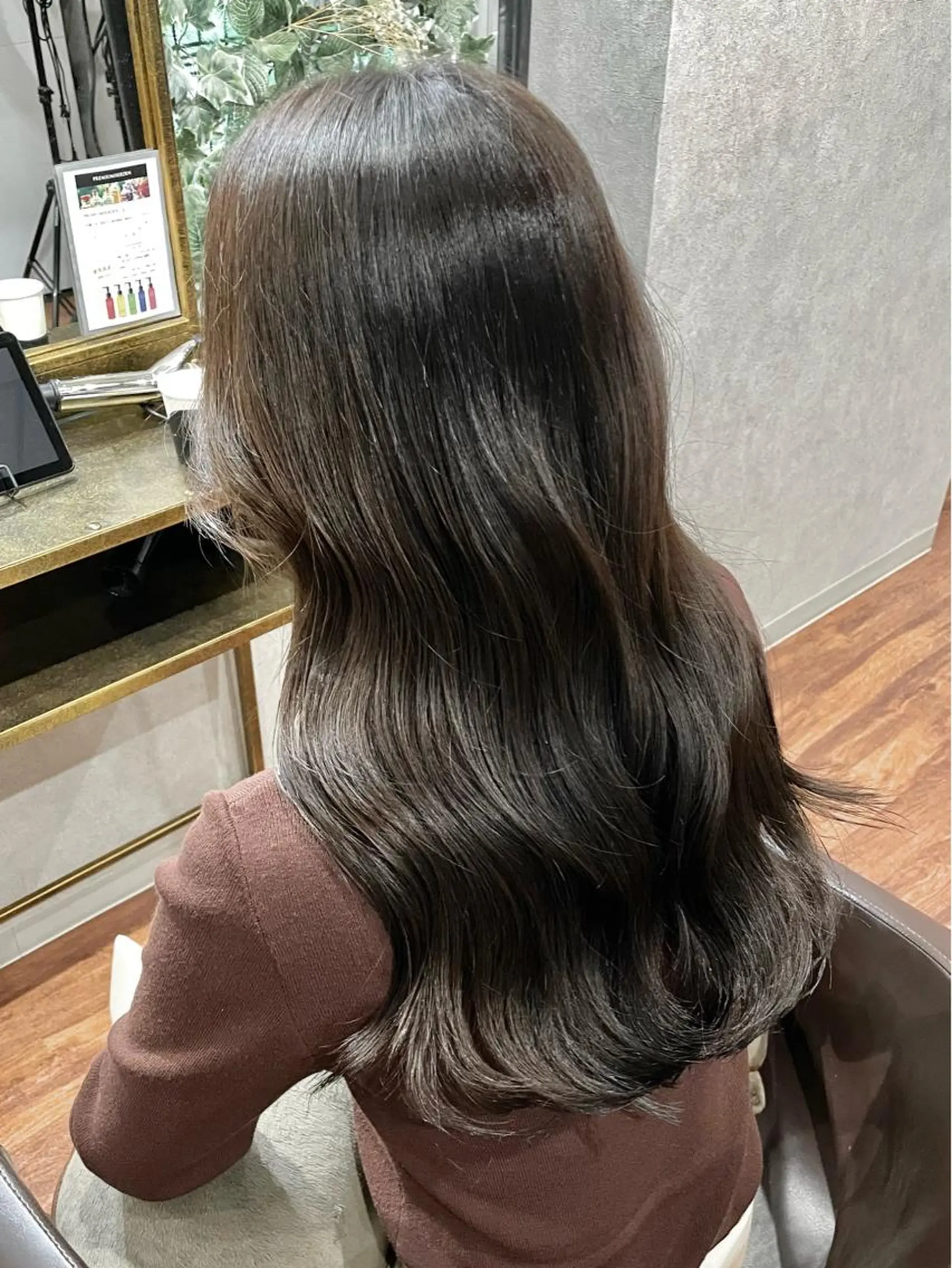 ロング カラー ヘアカラー トリートメント 井本翔太.髪質改善. ベージュ.グレージュのヘアスタイル