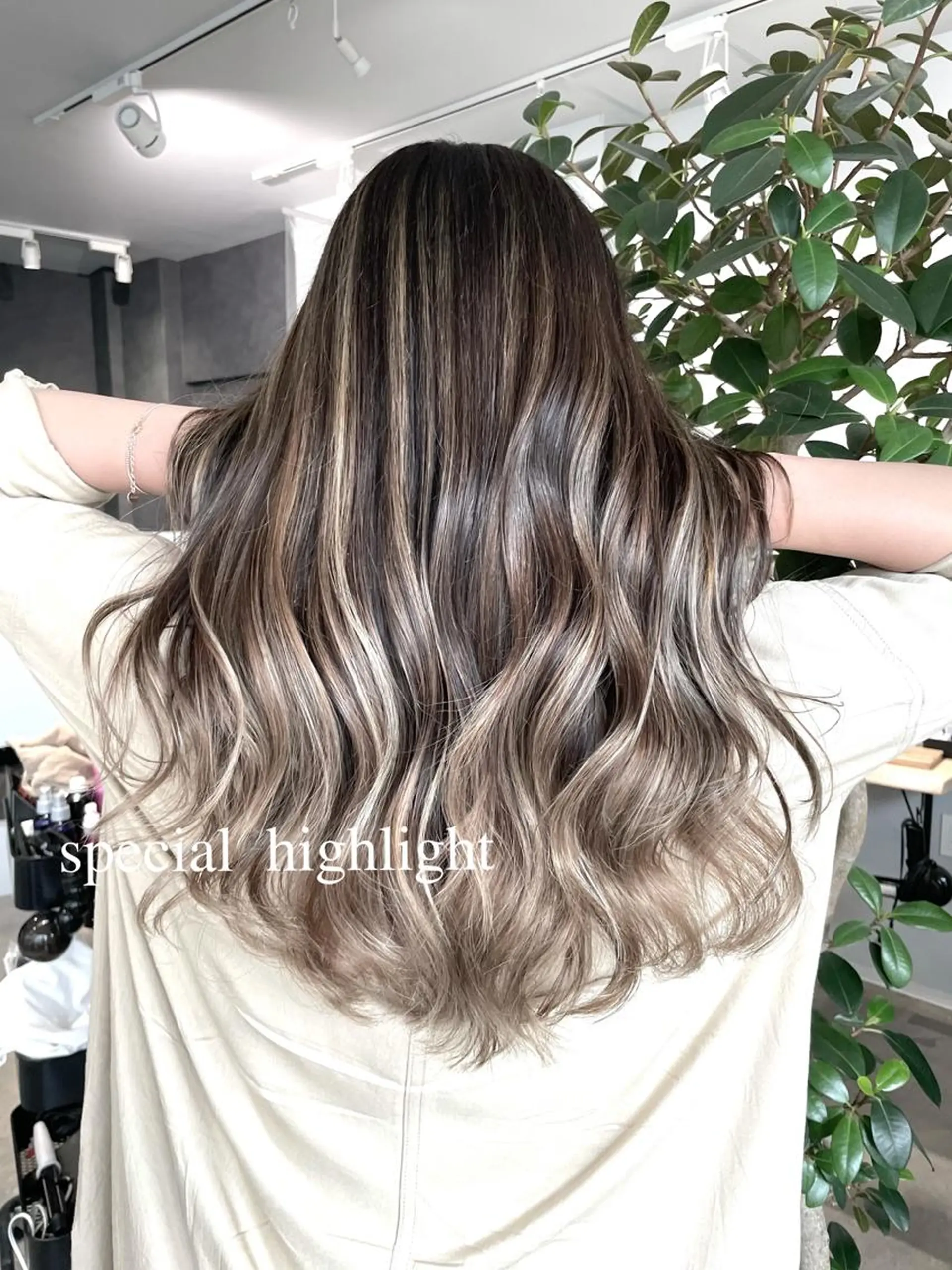 セミロング カット ヘアカラー 岸川 恭子のヘアスタイル