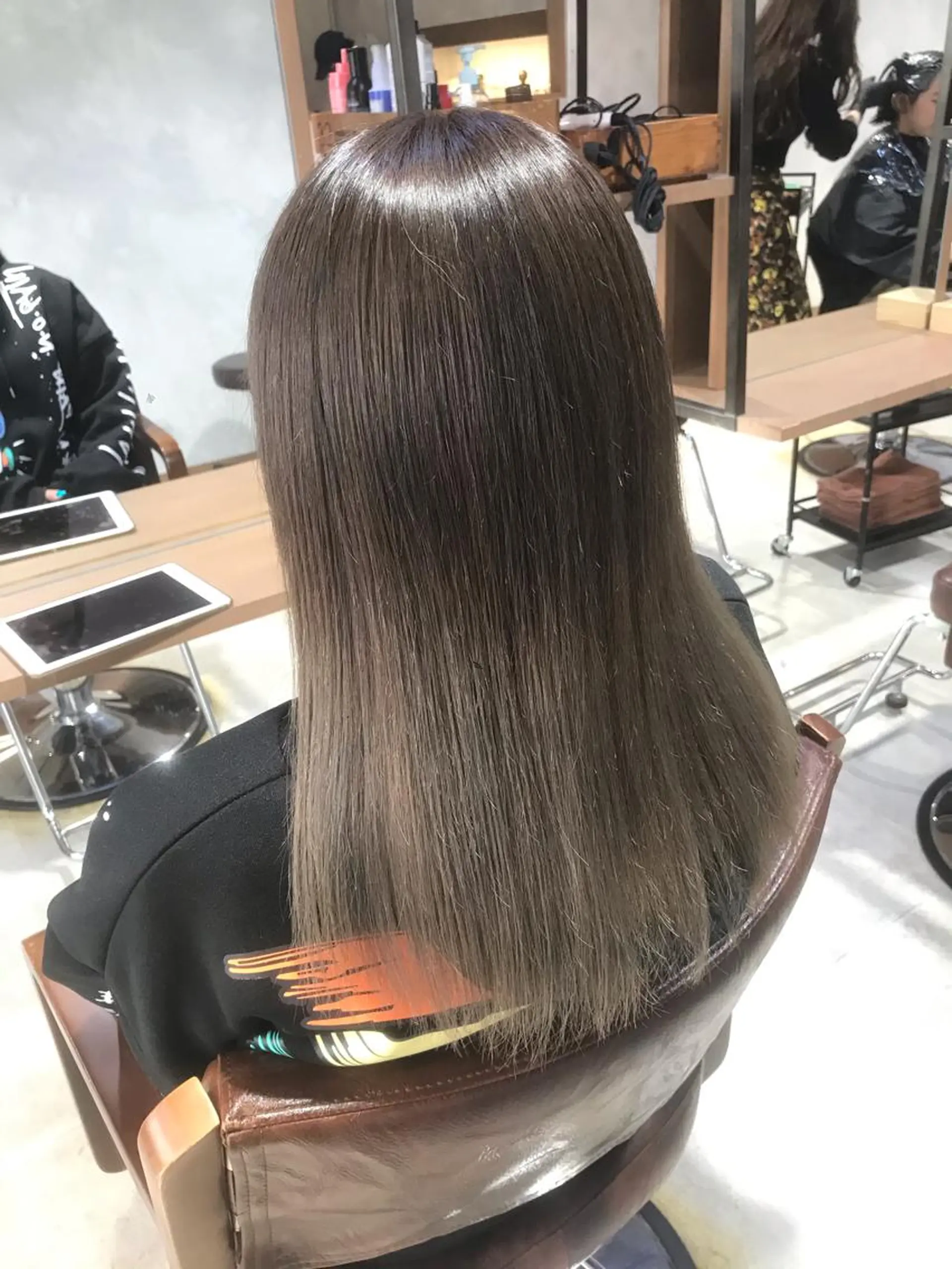 セミロング アッシュ ヘアカラー ブリーチカラー☆ 再生トリートメントのヘアスタイル