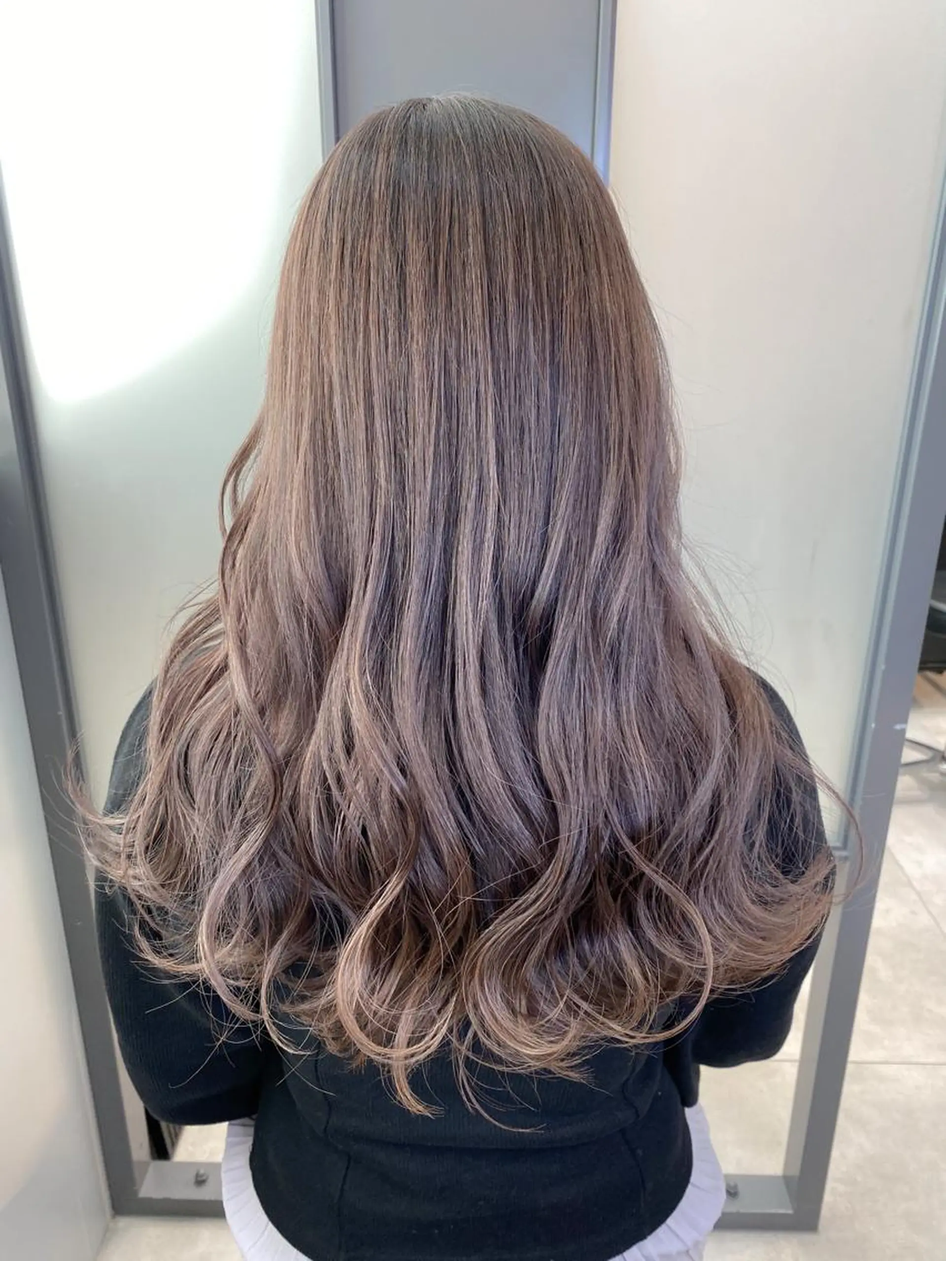 セミロング カラー ベージュカラー ハイライトカラー シルバー ハイライト 【透明感、艶髪】西村 有司のヘアスタイル