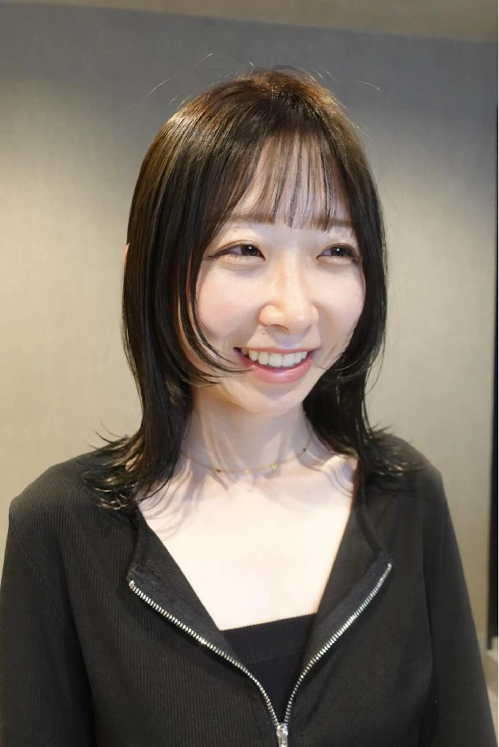 ミディアム カラー 顔まわりレイヤー レイヤーカット さと ちはるのヘアスタイル