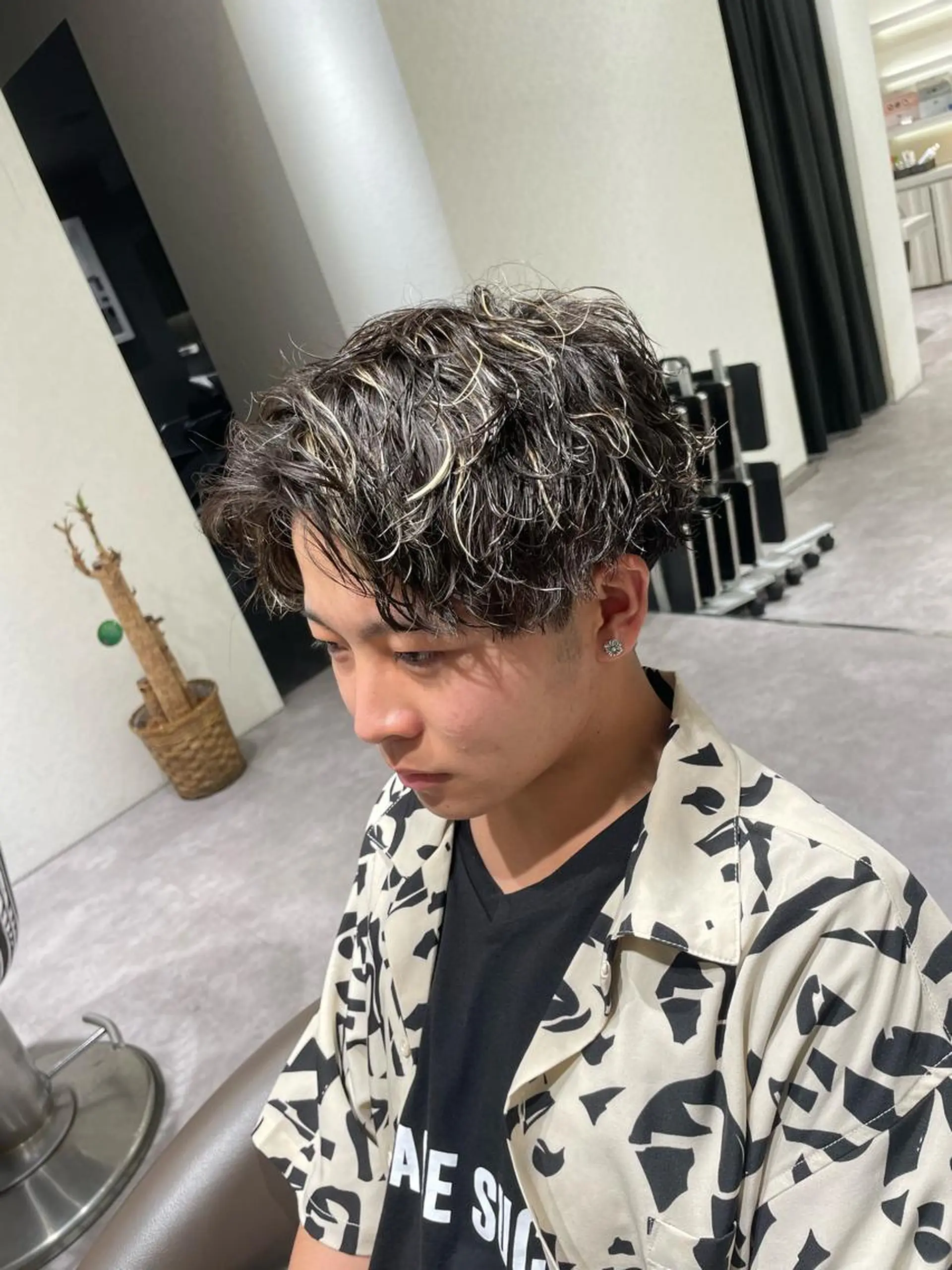 ショート カラー パーマ メンズ メンズメッシュ 波巻きパーマ メッシュ カット ヘアカラー パーマ メンズ特化/矢場町駅 徒歩1分/岡本一真のヘアスタイル