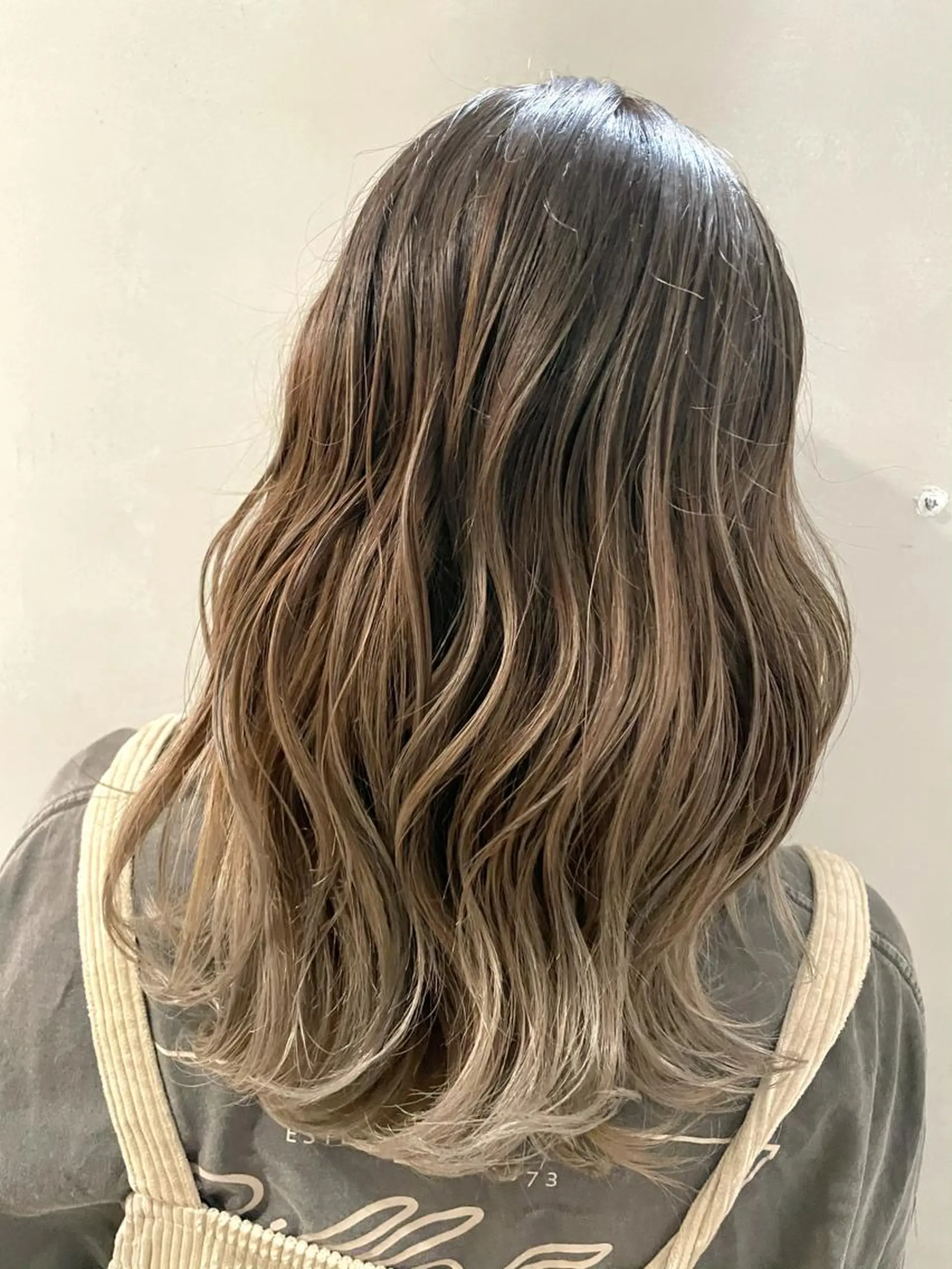 セミロング カラー カット ヘアカラー トリートメント ハイライトが 得意なニキです😊のヘアスタイル