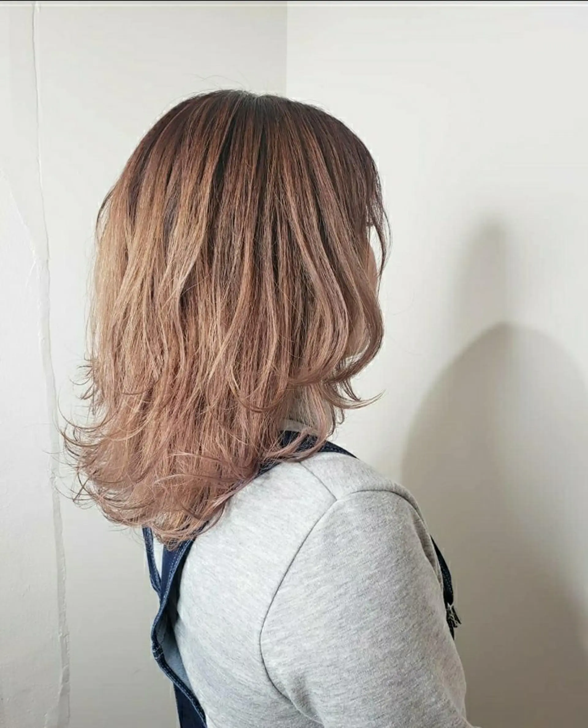 ミディアム レイヤーカット ウルフカット カット ヘアカラー トリートメント 🇰🇷透明感×ハイ トーン🌟tomoのヘアスタイル