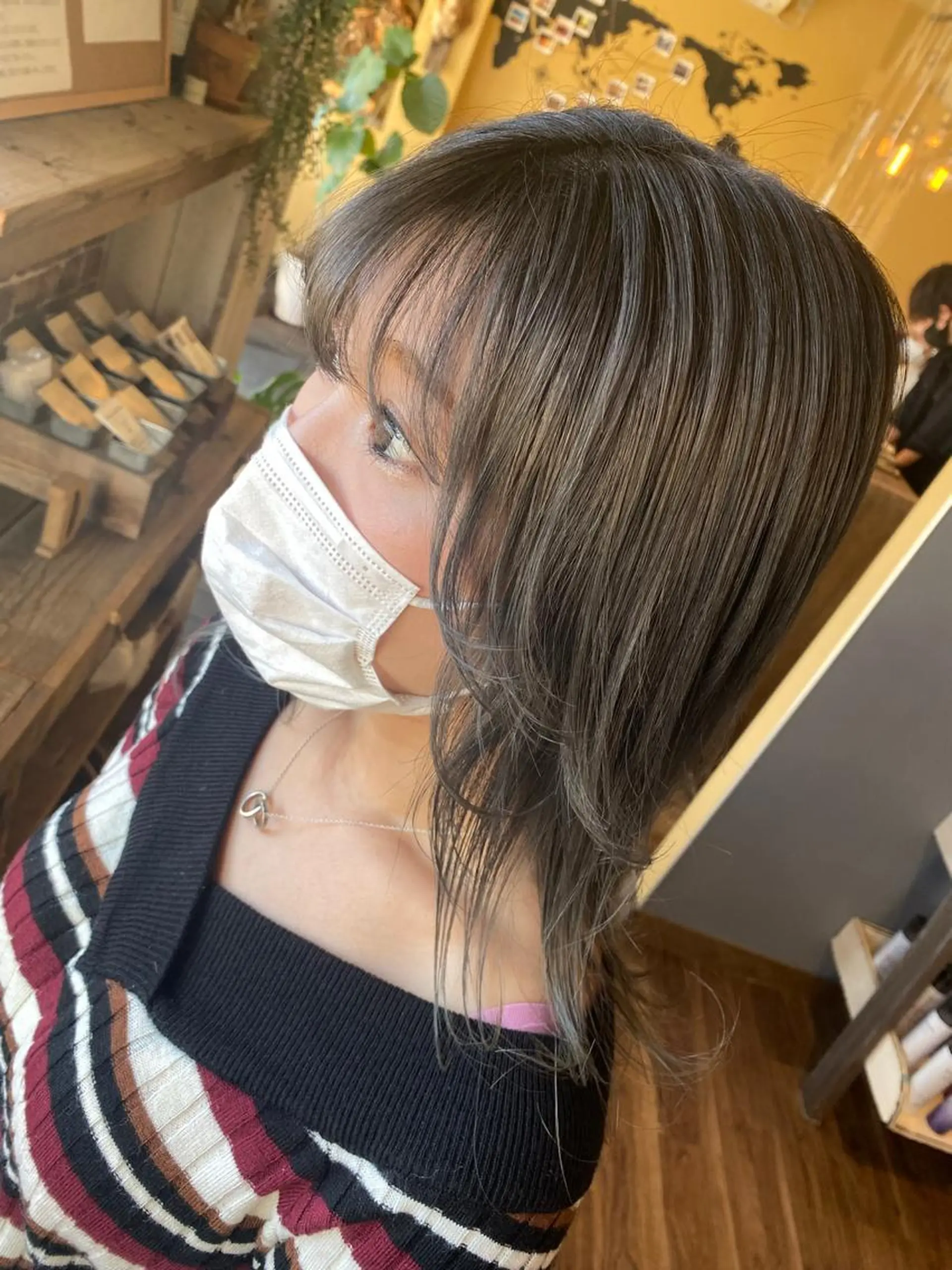 ミディアム カラー グレージュ ハイライト/インナー /ブリーチ/レイヤーのヘアスタイル