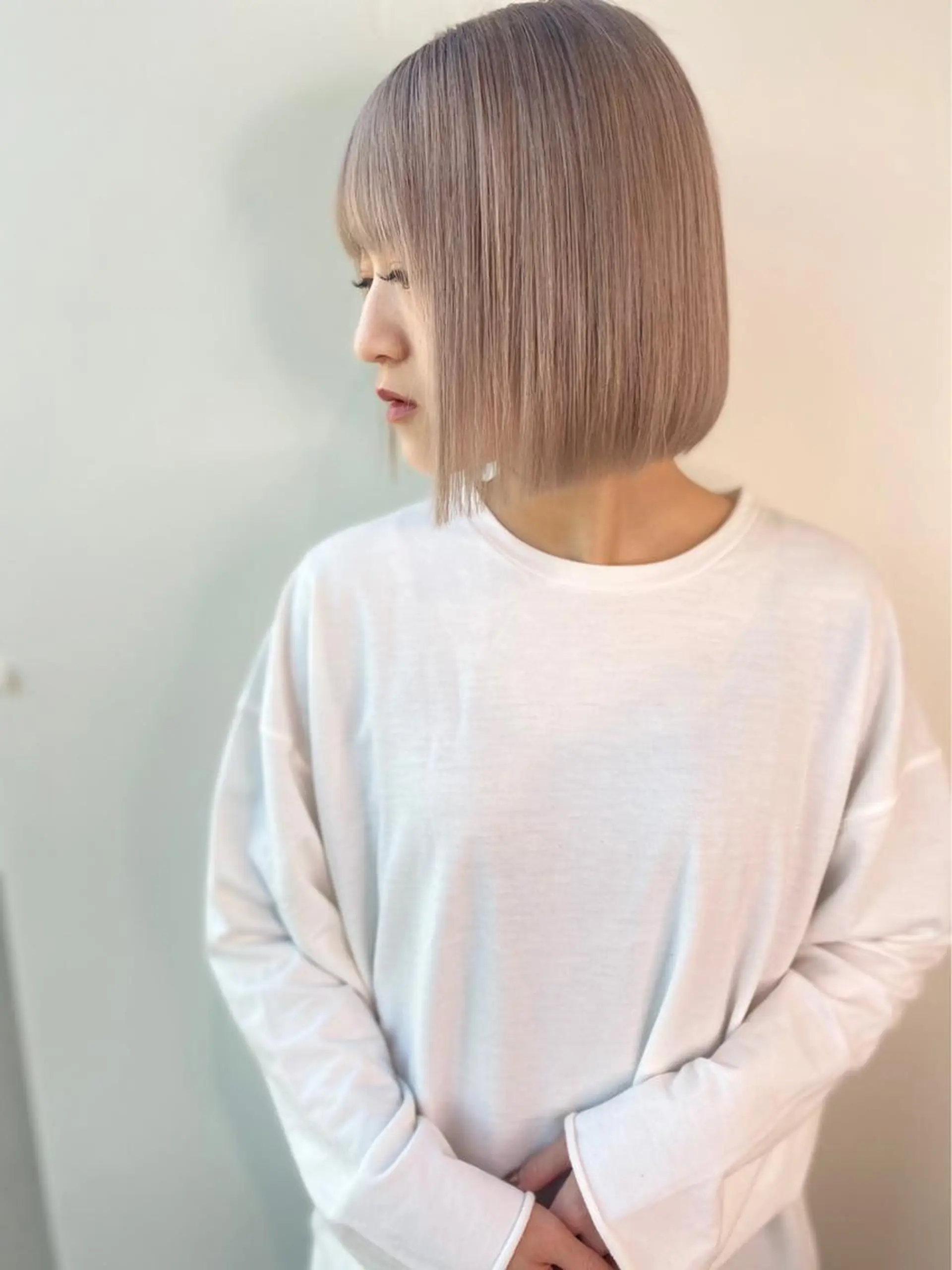 ショート カラー 切りっぱなしボブ ハイトーンカラー ボブ 久保 明日香のヘアスタイル