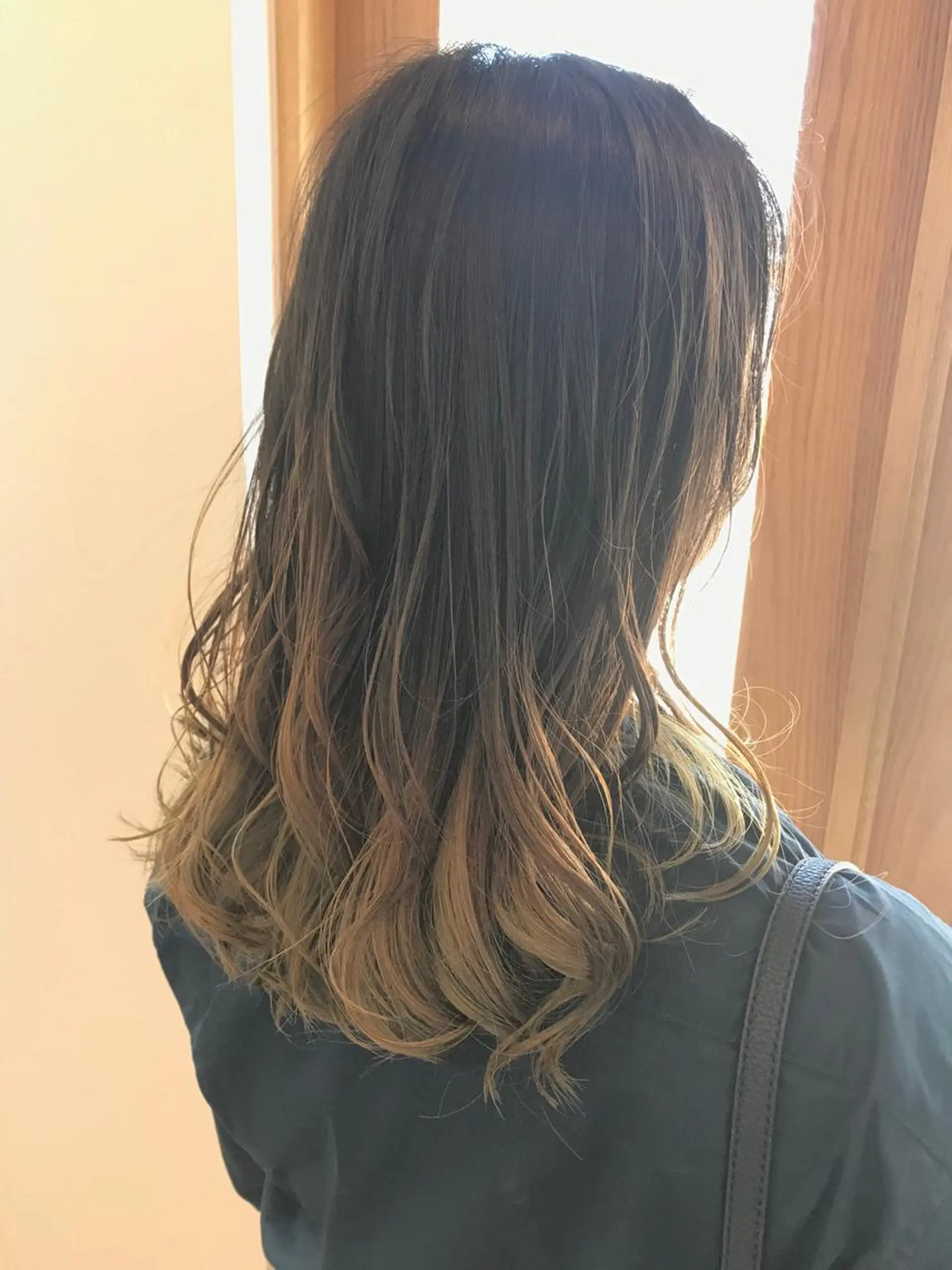 セミロング カラー グラデーションカラー ハイトーンカラー 由比藤理子 ブリーチカラー🌈のヘアスタイル