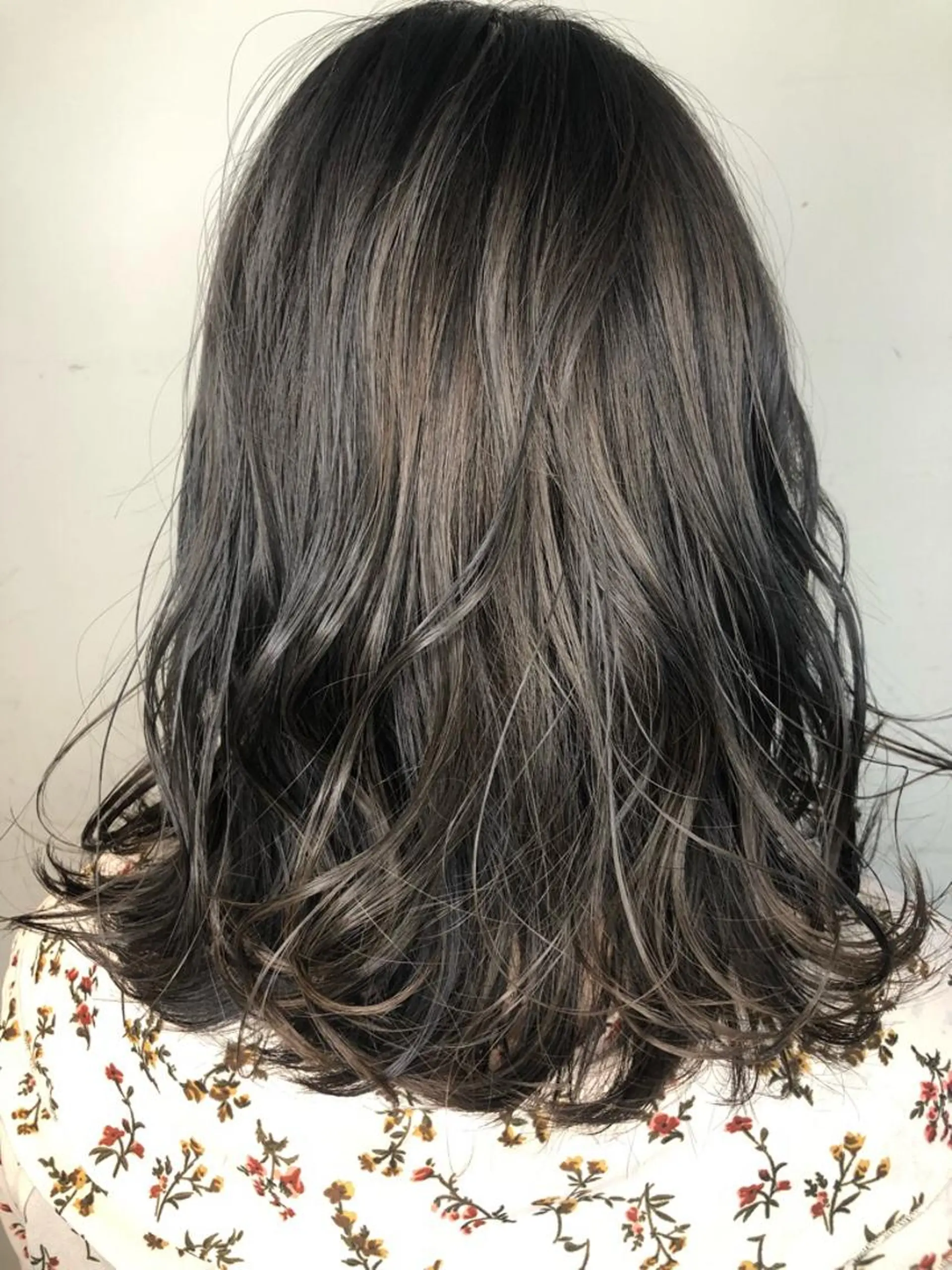 ミディアム カラー グレージュ 西本 夏美のヘアスタイル