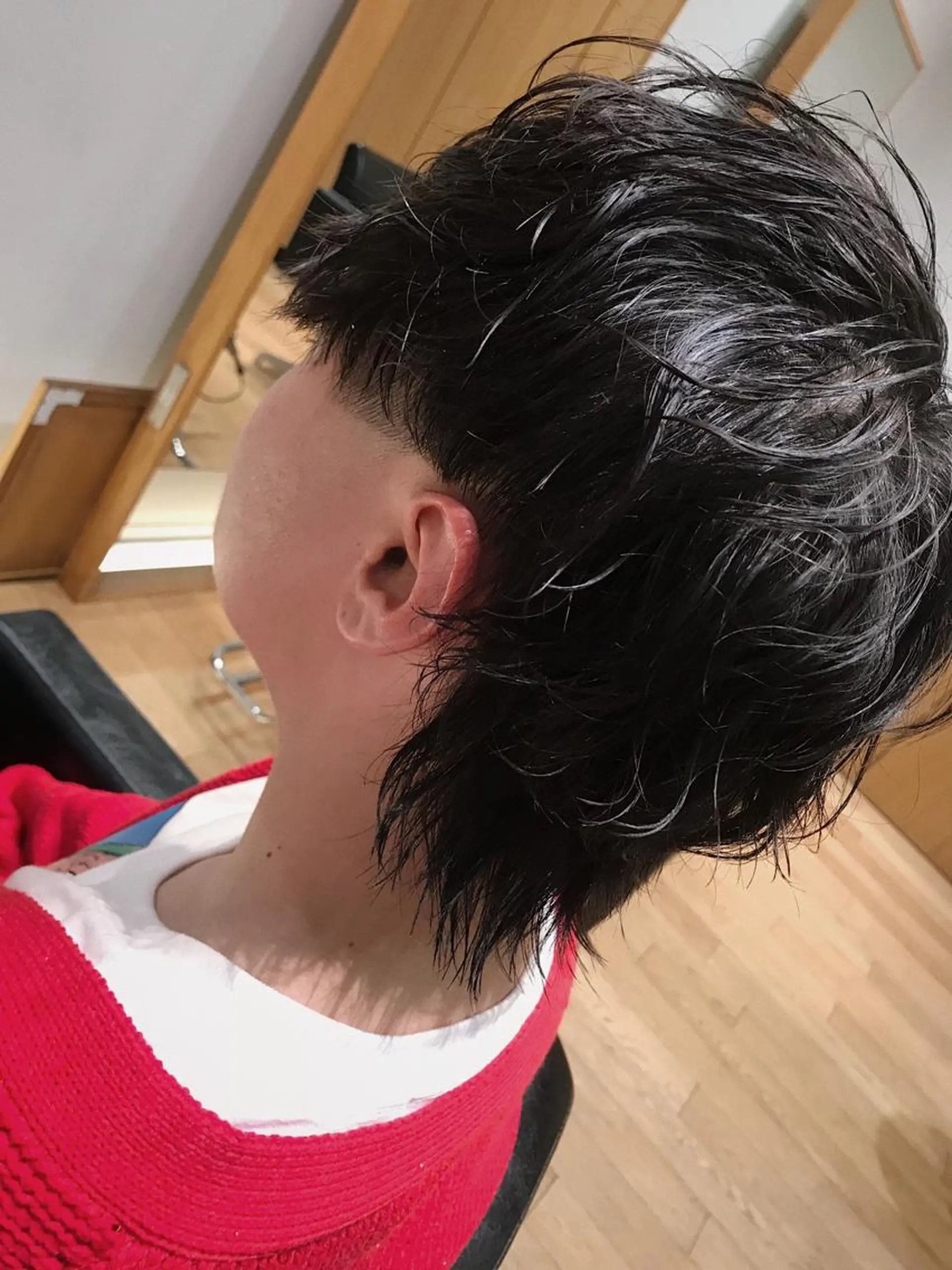 ミディアム カラー パーマ ヘアアレンジ メンズ ミディアムパーマ マッシュ メンズパーマ メンズウルフカット 小顔カット 松田 亮葉のヘアスタイル