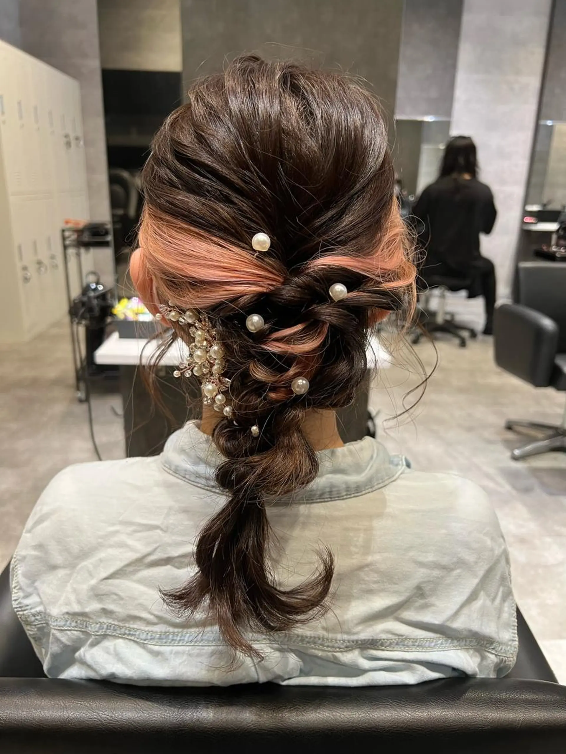 ミディアム カラー ヘアアレンジ ベージュカラー ブリーチ ダブルカラー ミルクティーベージュ ヨシンモリ hiiko顔まわり カットのヘアスタイル