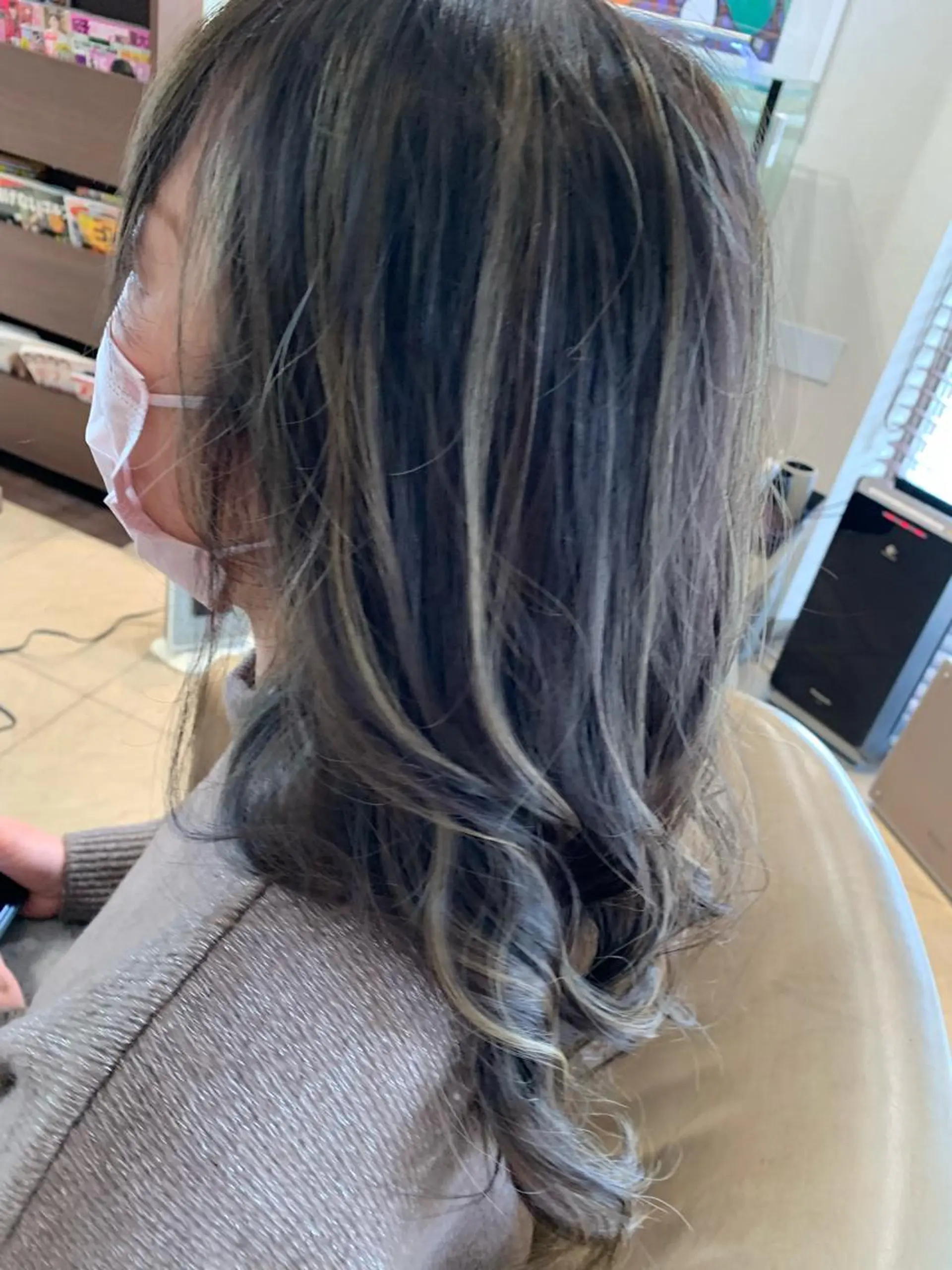 セミロング カラー ハイライトカラー ハイライト newi saLyu 片岡ふきのヘアスタイル