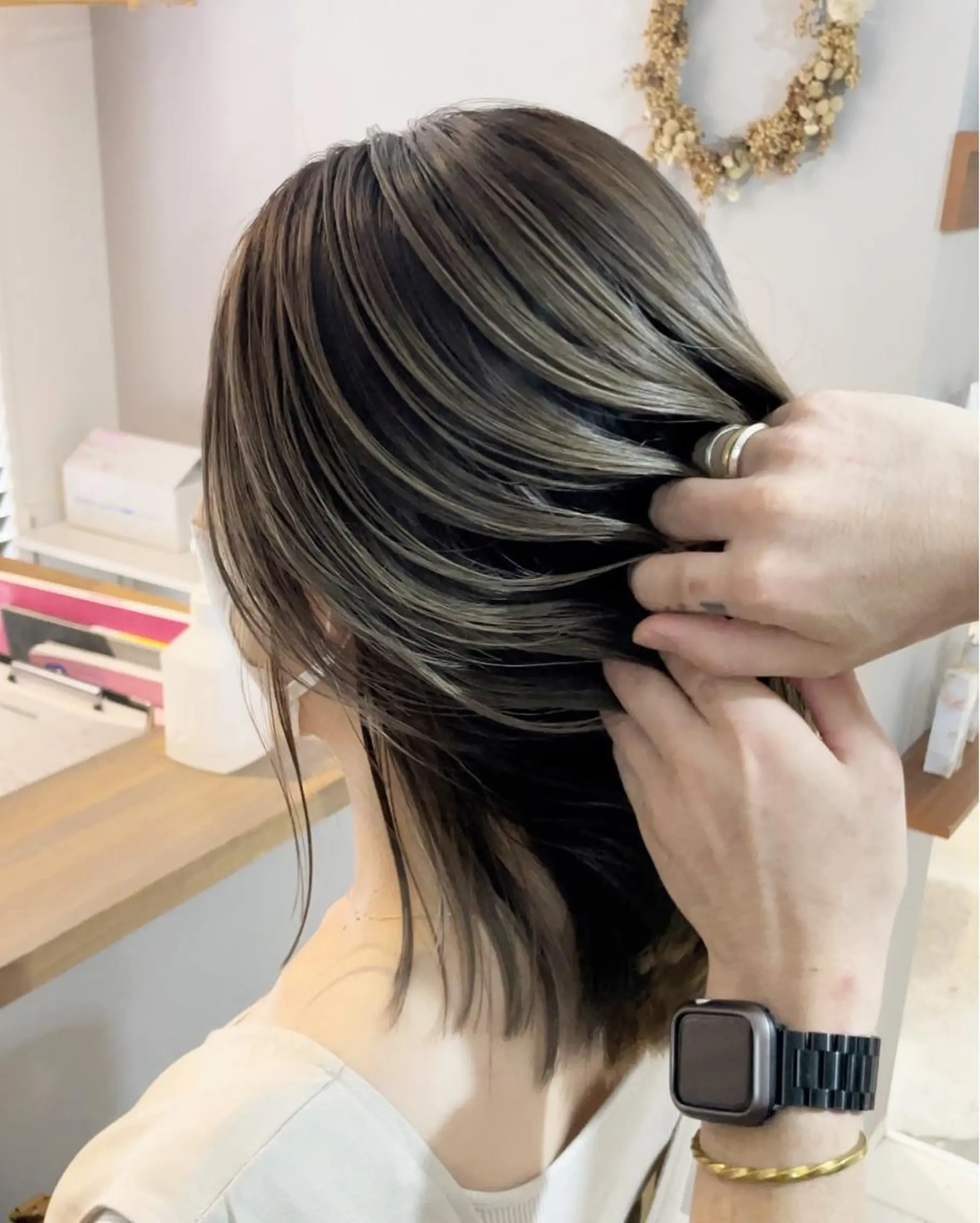 ミディアム カラー バレイヤージュ レイヤーカット ギャルの革命児 秀斗のヘアスタイル