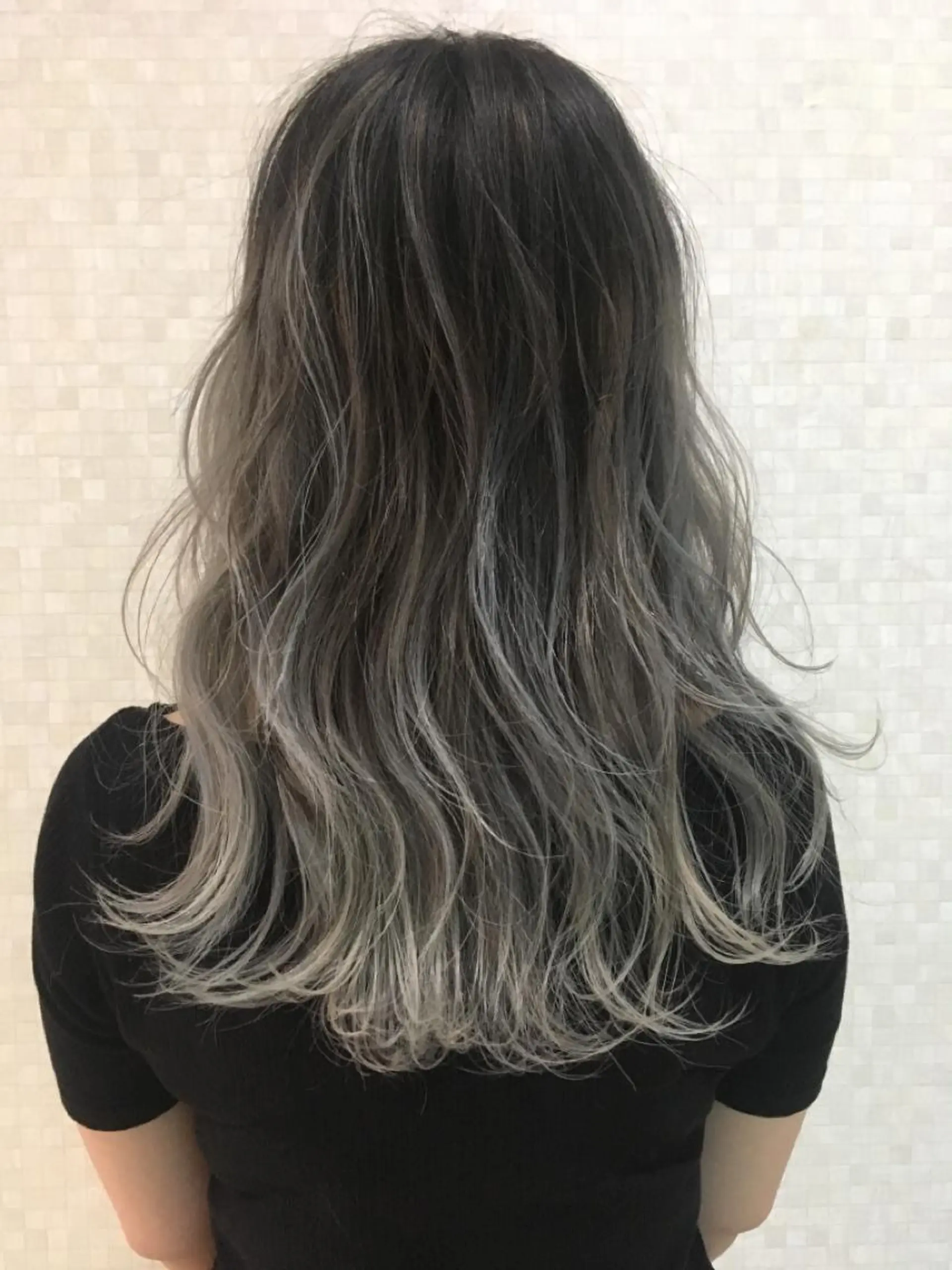 セミロング カラー ヘアアレンジ シルバー 栗林 実莉のネイルデザイン