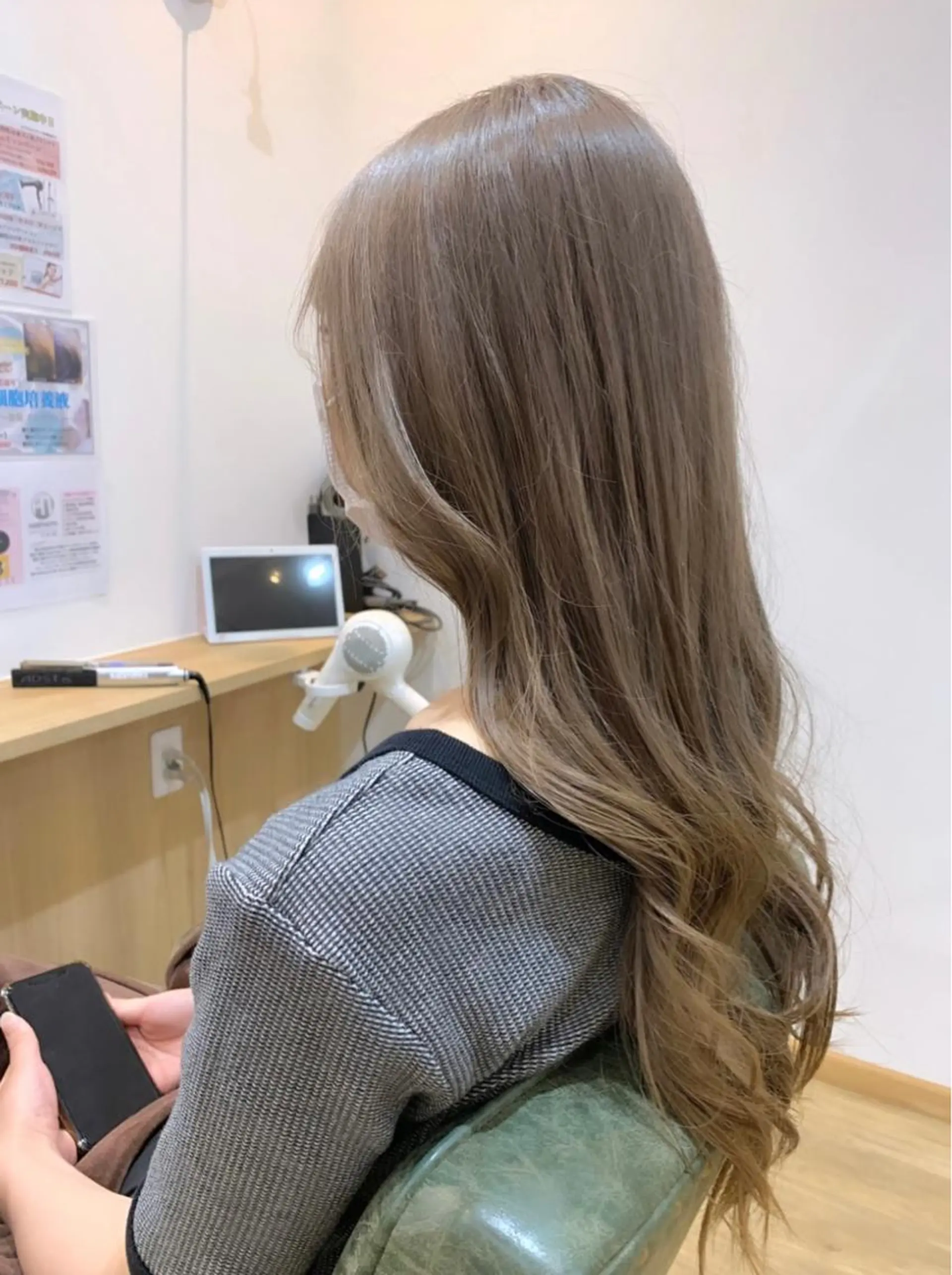 ロング 瀧優華白髪ぼかし 大人レイヤー🩵のヘアスタイル