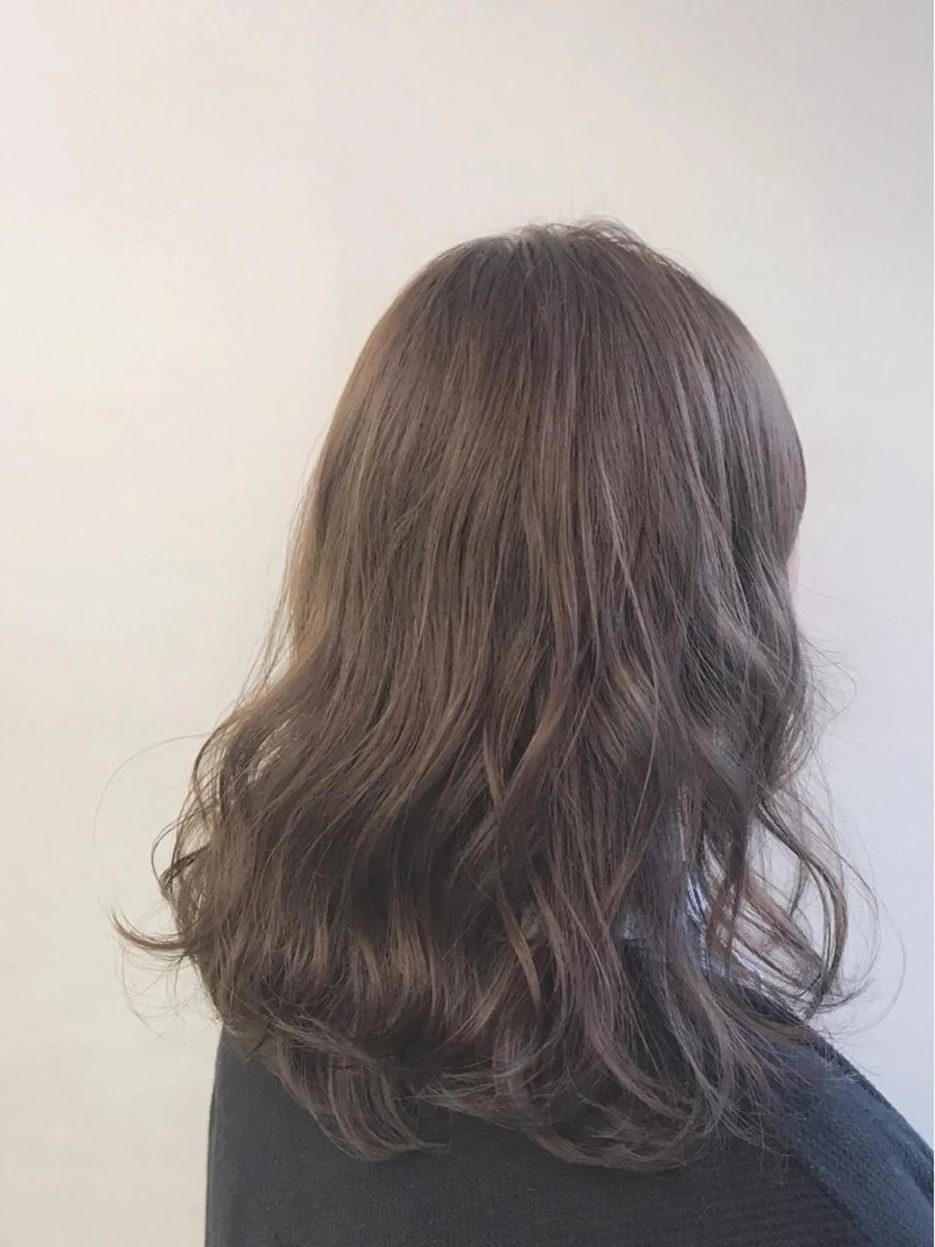 ミディアム カラー ベージュカラー ブリーチ ピンクカラー ピンクベージュ ぱつっとボブ/ 小野あかねのヘアスタイル