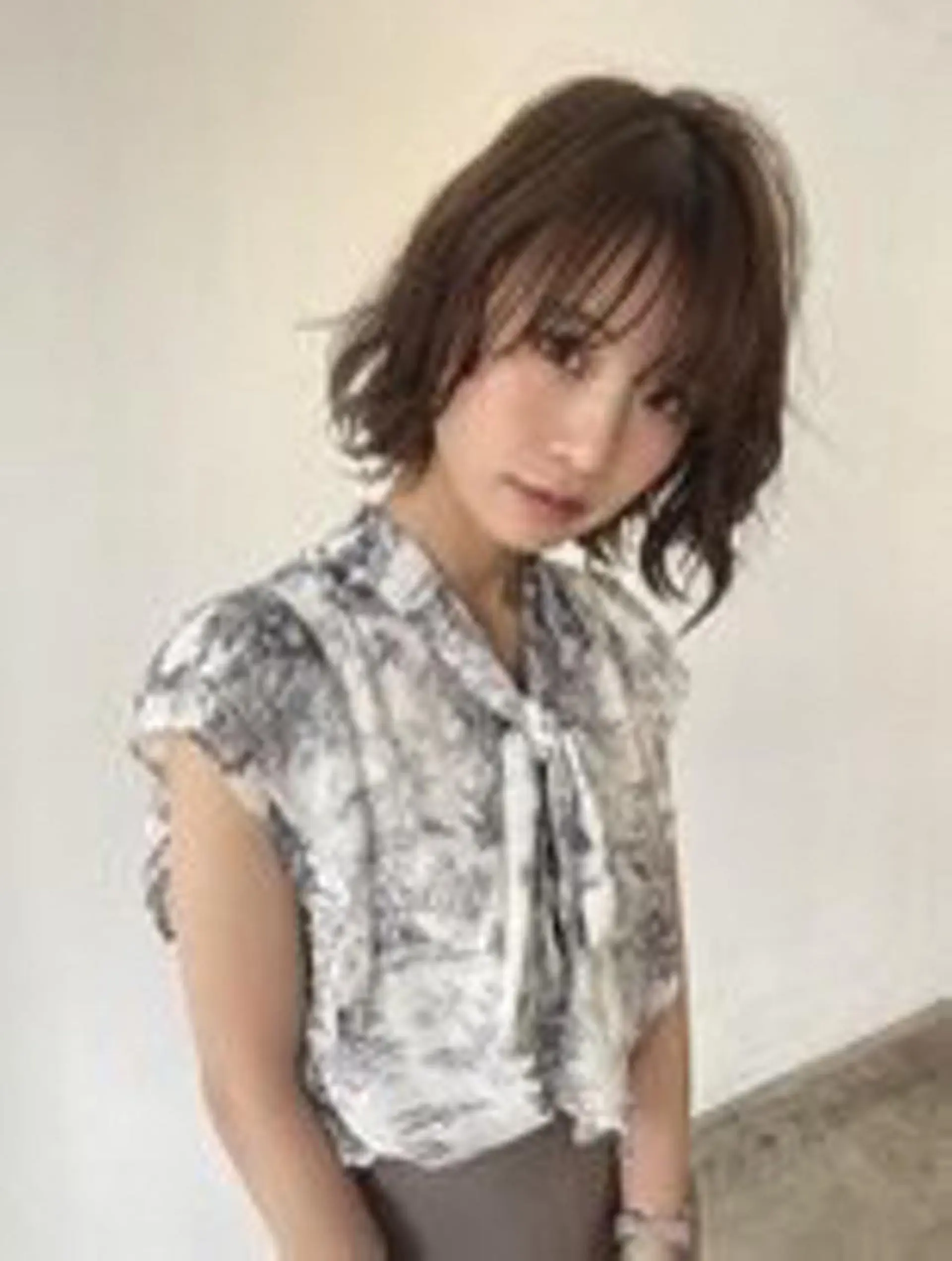 ミディアム 白子 怜のヘアスタイル