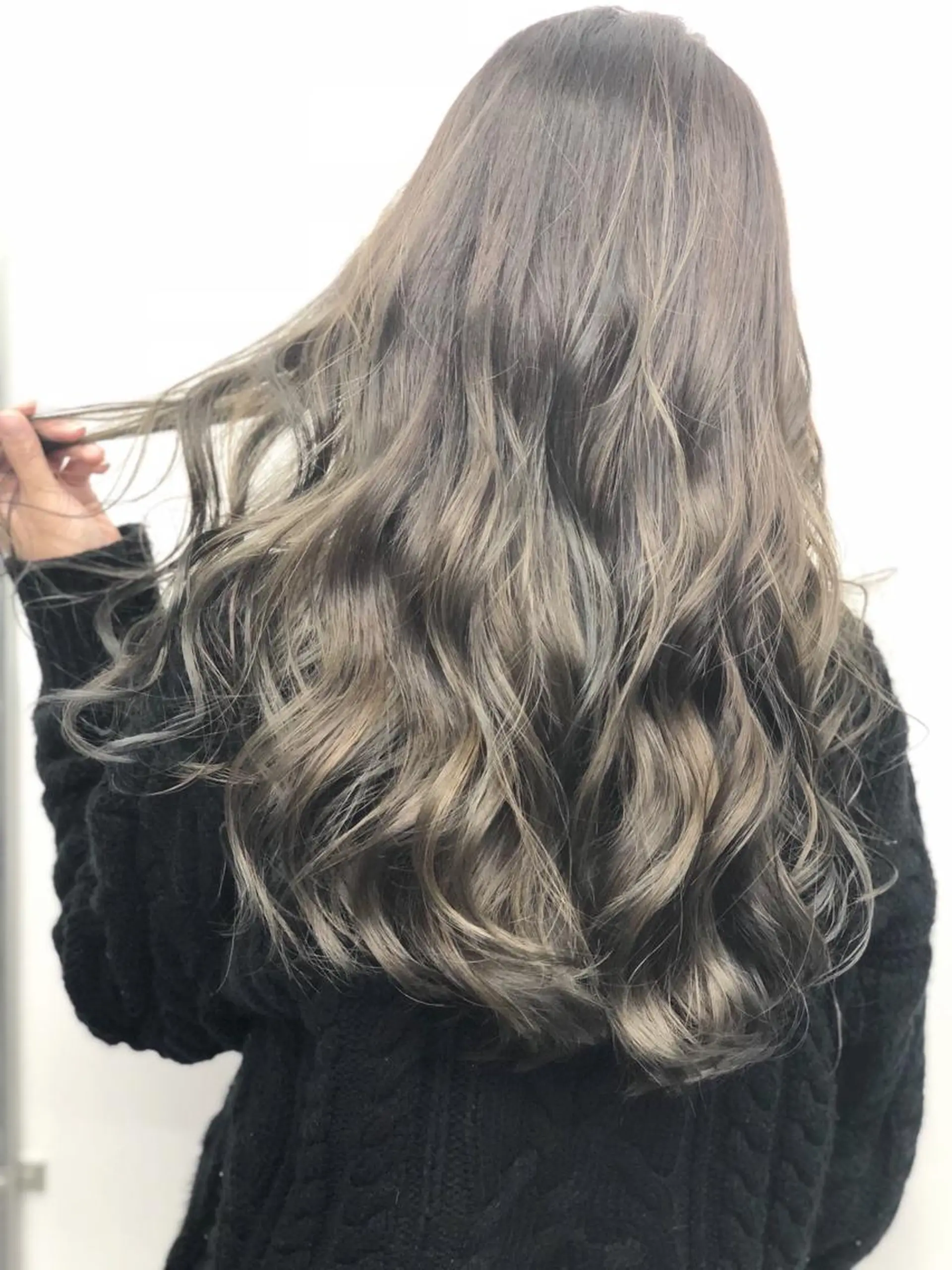 セミロング ハイライト ヘアカラー トリートメント ヘッドスパ N4C エヌフォーシーのヘアスタイル