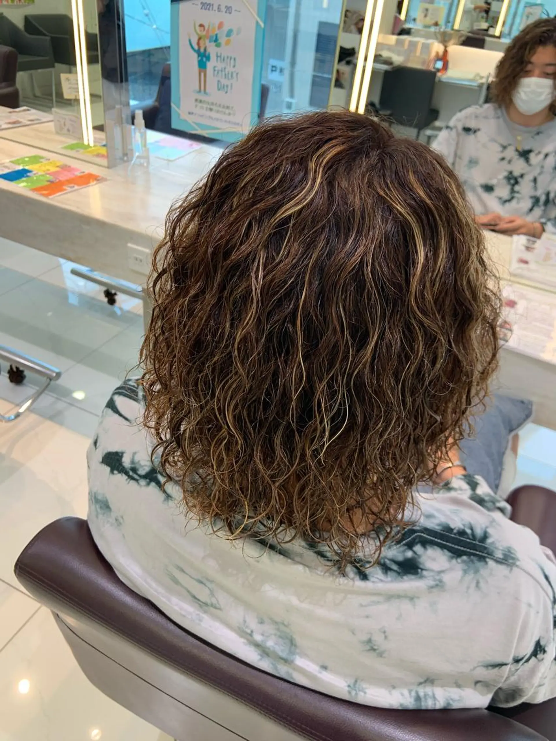 ショート カラー パーマ ヘアアレンジ メンズ メンズハイライト 抜きっぱなしブロンド ハイライトカラー ハイライト ハイトーンカラー🤍 山下 優華のヘアスタイル