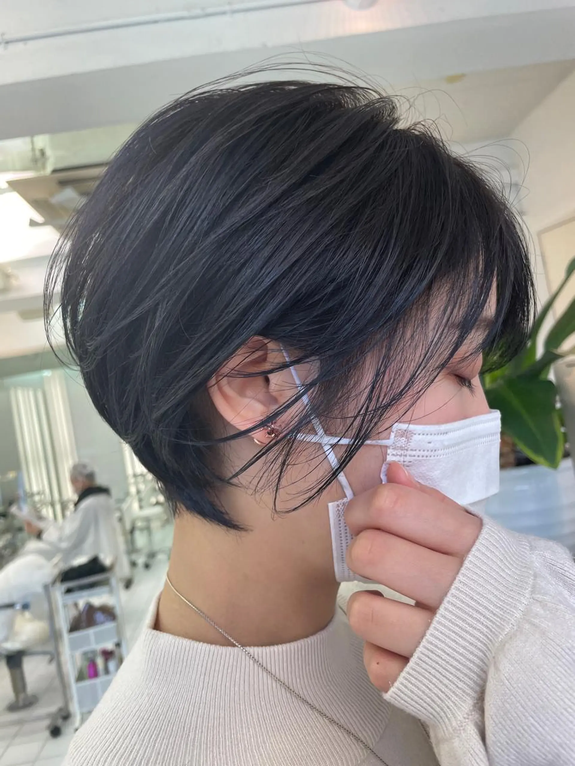 ショート カラー 黒髪 ブルーカラー ブルーブラック ショートヘア HEADS  ex所属・HEADS ex市川 ママ美容師ARISAのヘアスタイル