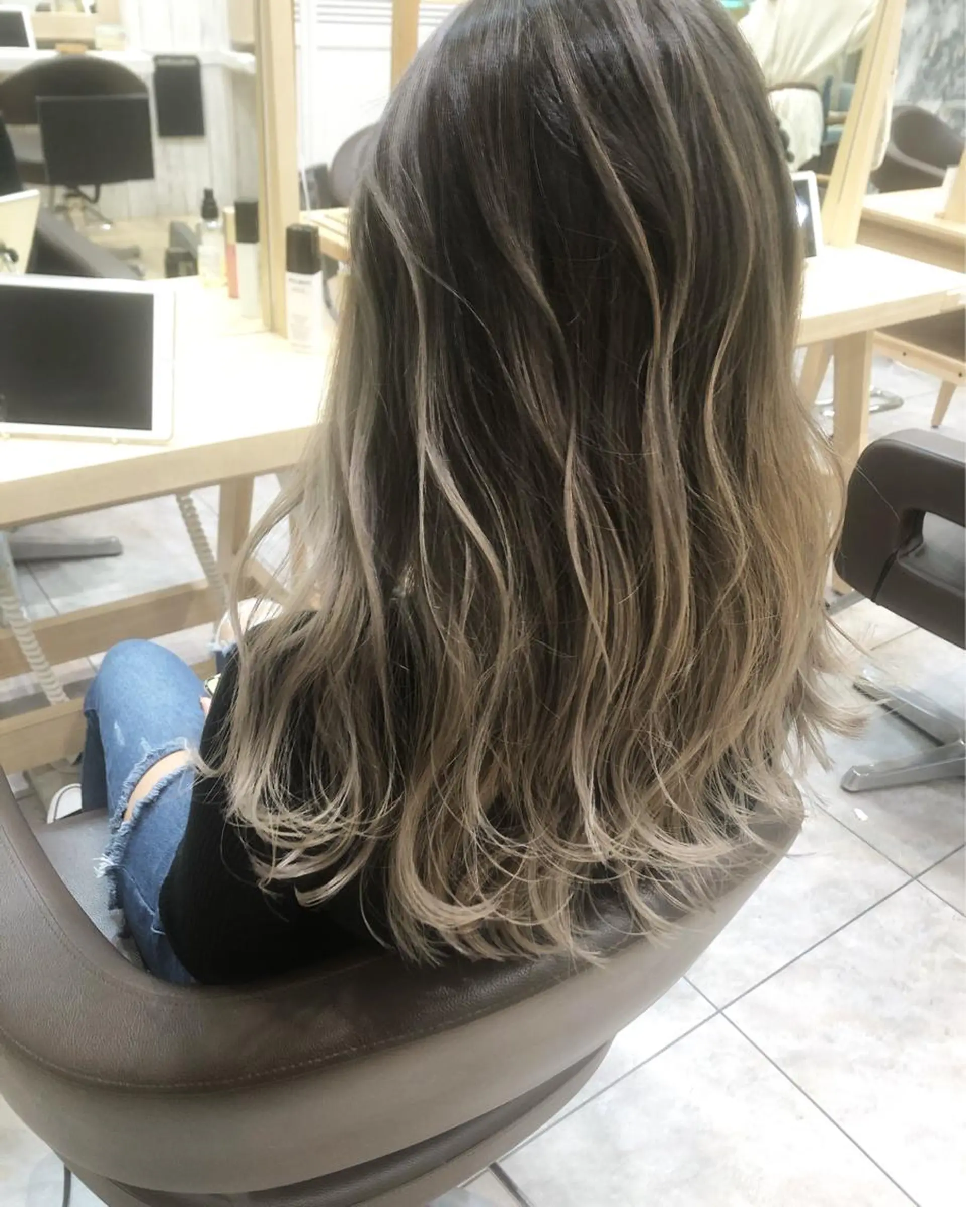 セミロング カラー ブリーチカラーレイヤ ーカット🦋annaのヘアスタイル