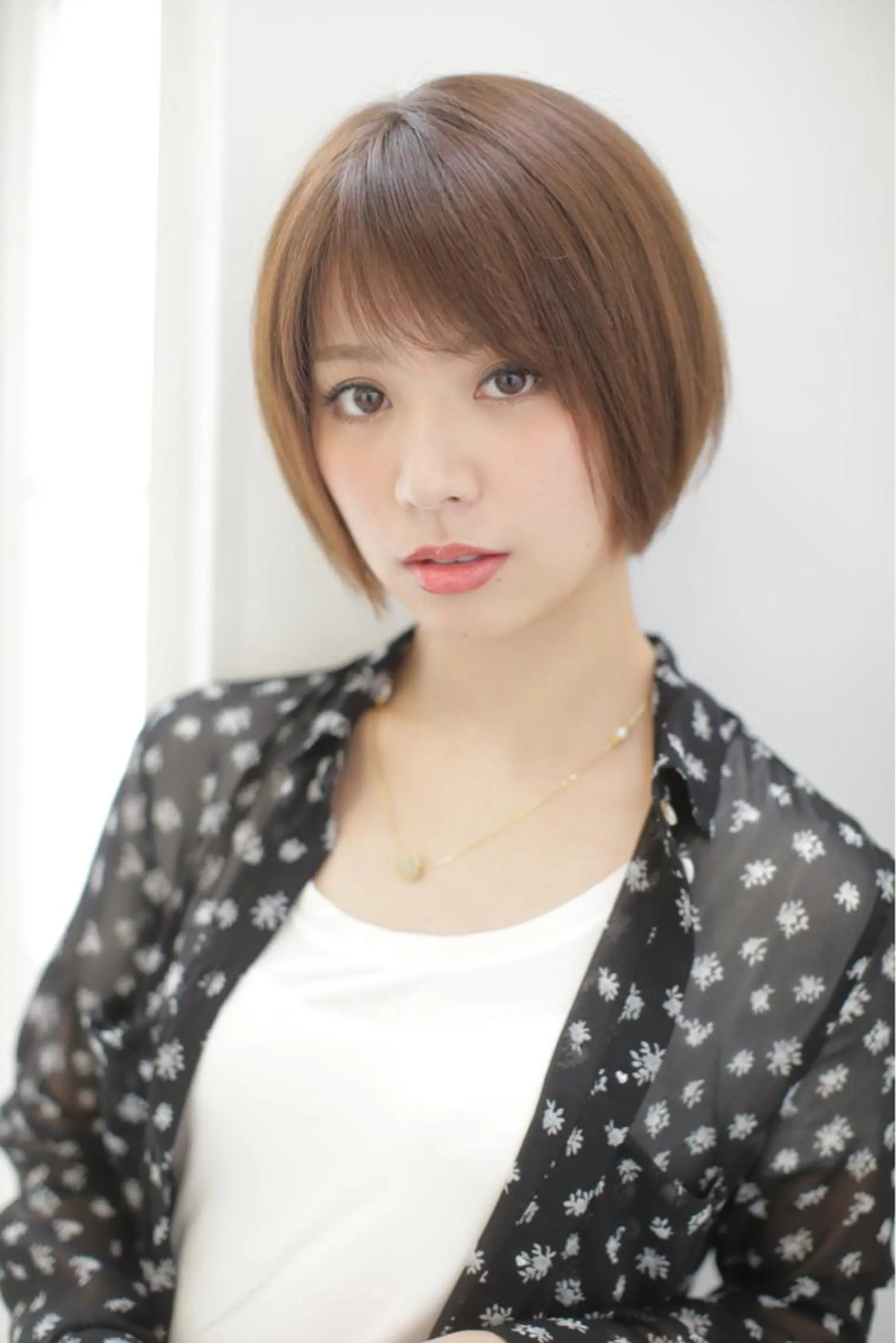 ショート カラー パーマ 黒髪 ボブ 斜めバング 似合わせカット ショートヘア カット ヘアカラー トリートメント エイト ウメダのヘアスタイル