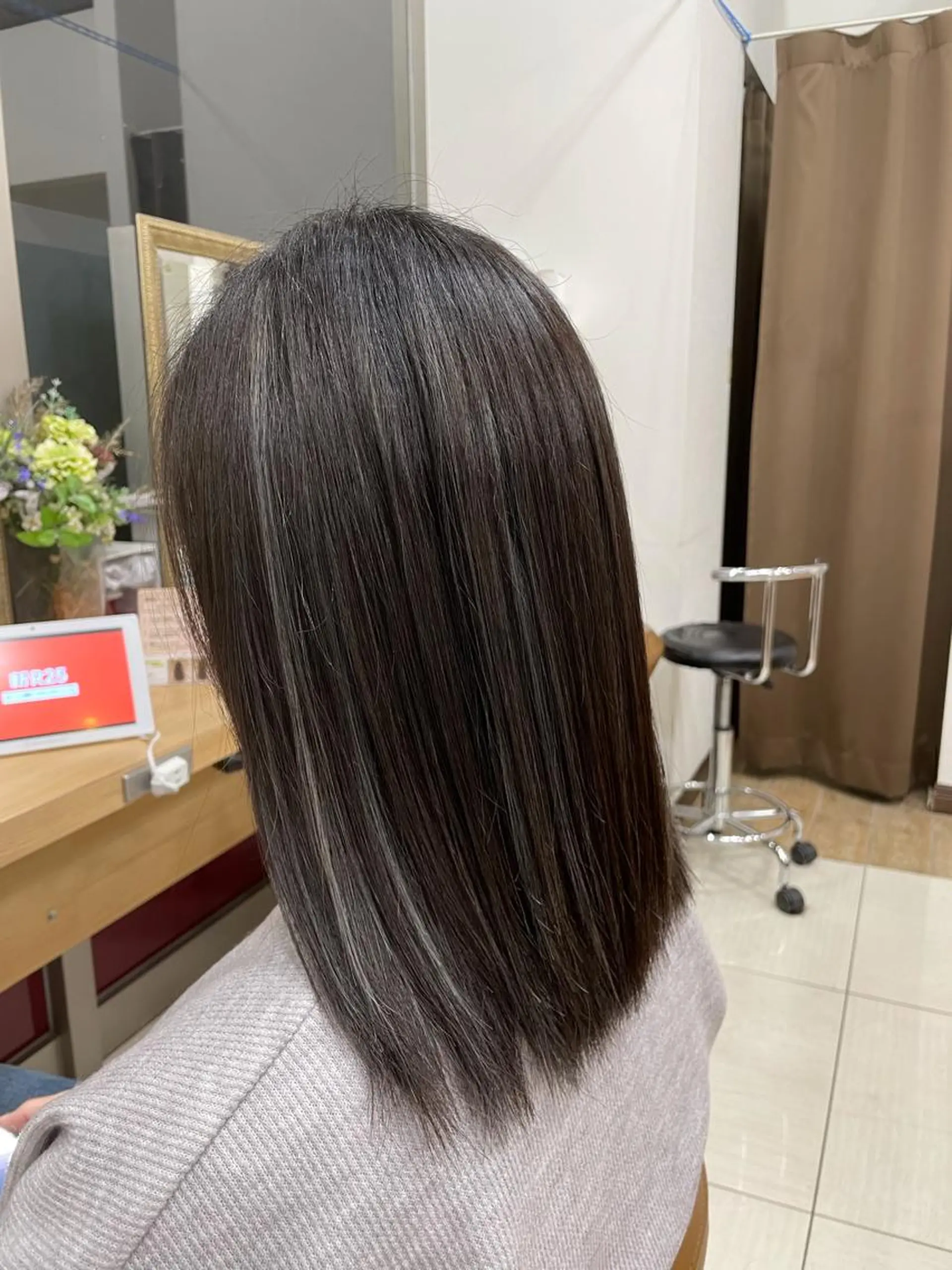 ミディアム カラー メッシュ シルバー 💫カットパーマ💫 伊原虎太郎のヘアスタイル