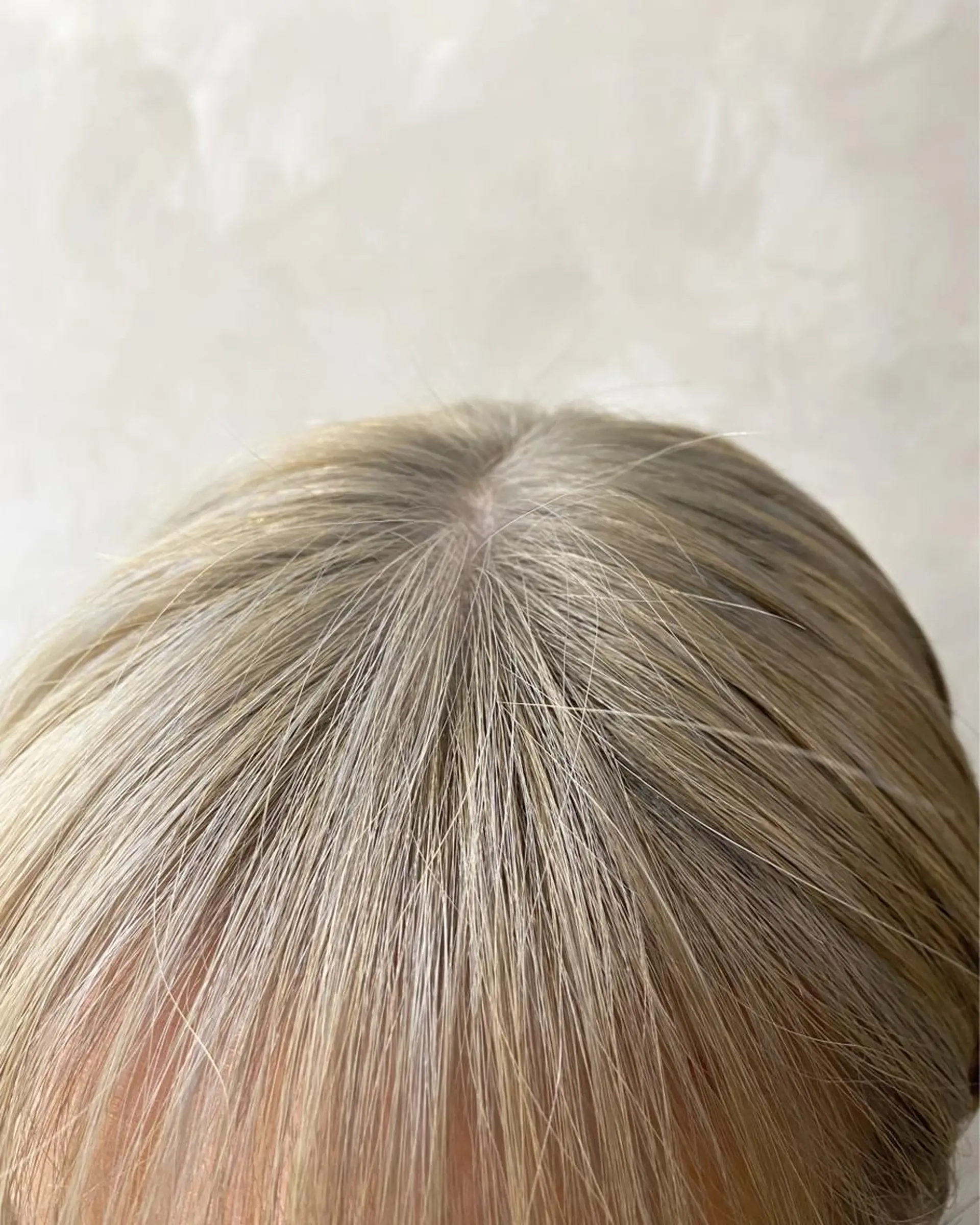 ミディアム カラー ブリーチ カット 縮毛矯正 ツキノキ ミナのヘアスタイル