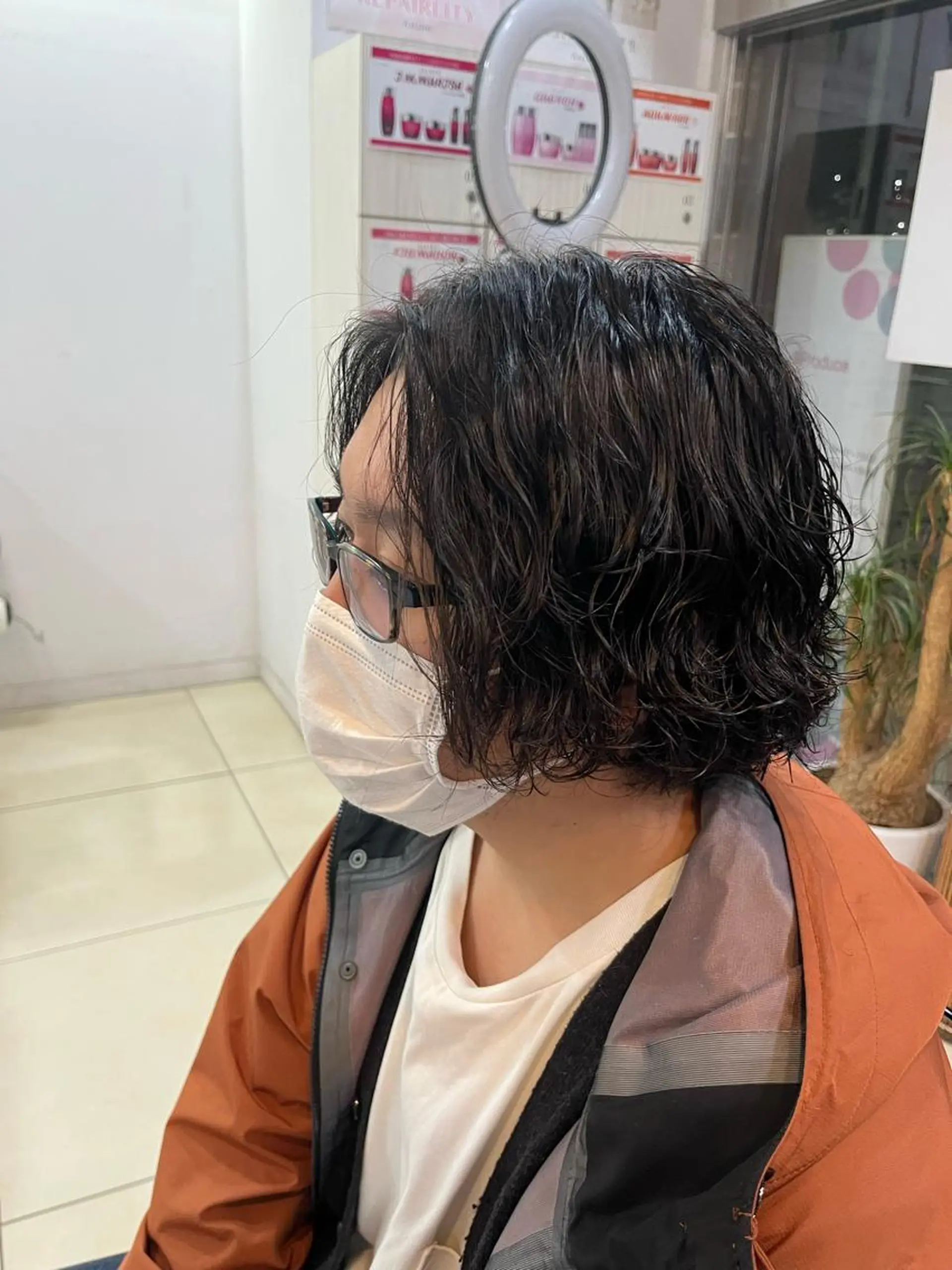 ミディアム パーマ メンズ ミディアムパーマ メンズパーマ 波巻きパーマ スパイラルパーマ カット パーマ 韓国メンズヘア/ 毛流れヘア　須田龍世のヘアスタイル