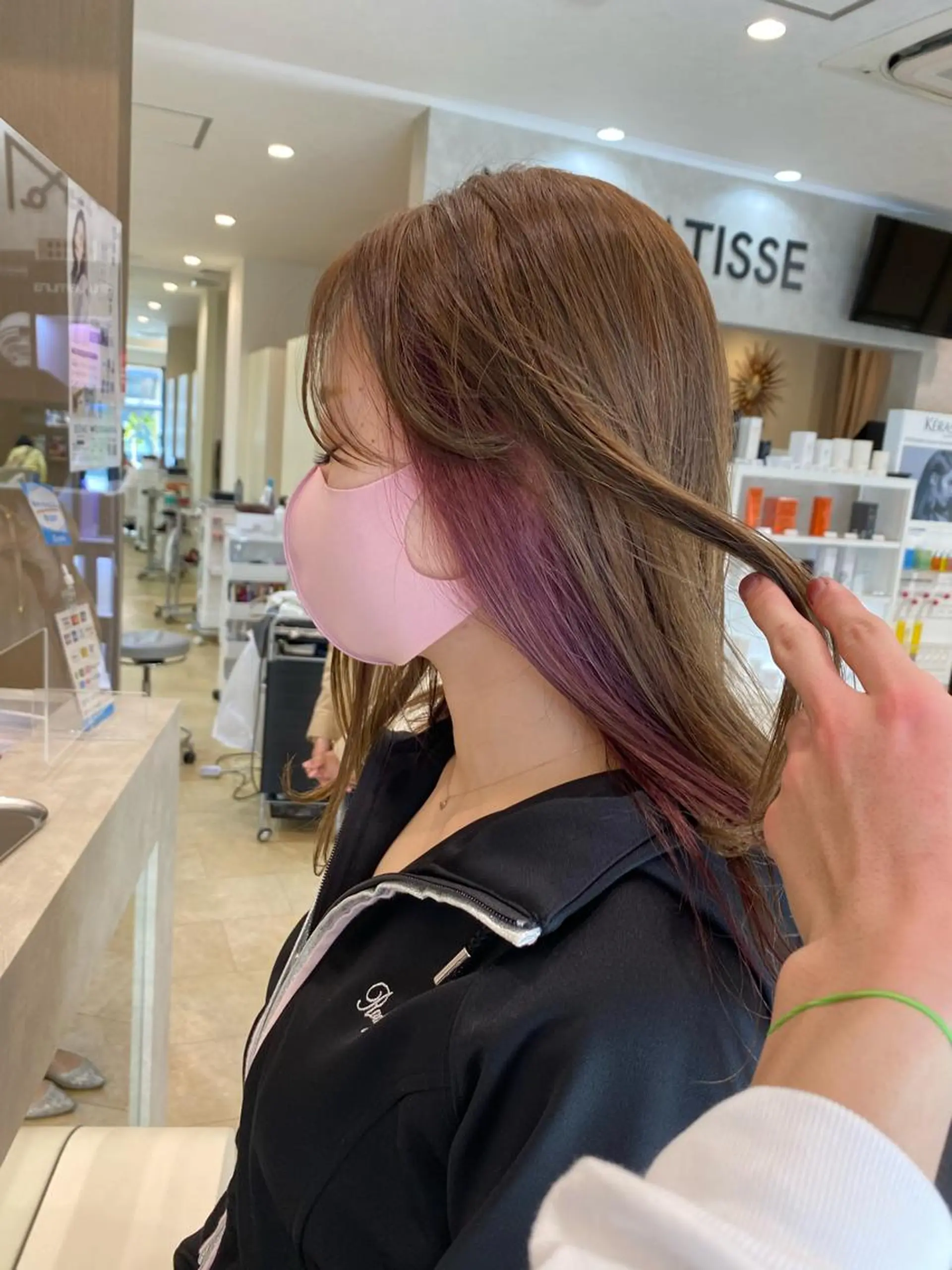 セミロング カラー 韓国🇰🇷レイヤー カットオリーブカラーのヘアスタイル