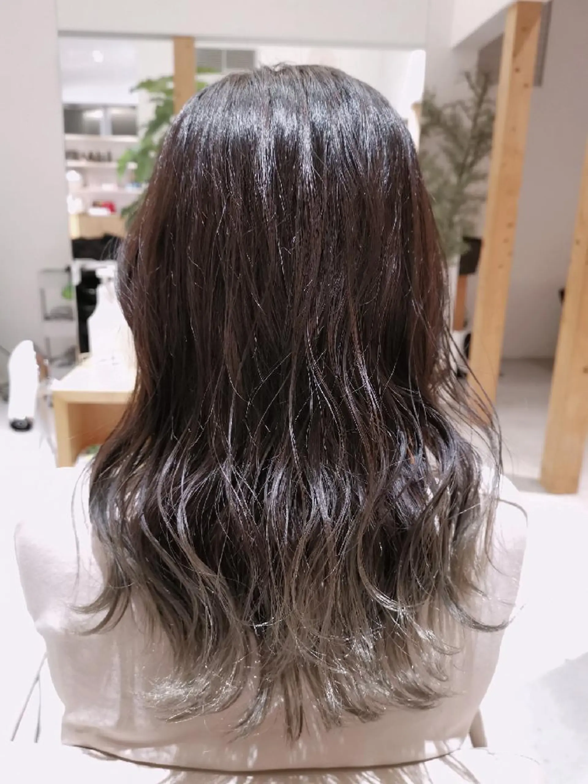 ロング カラー グレージュ . YULIAのヘアスタイル