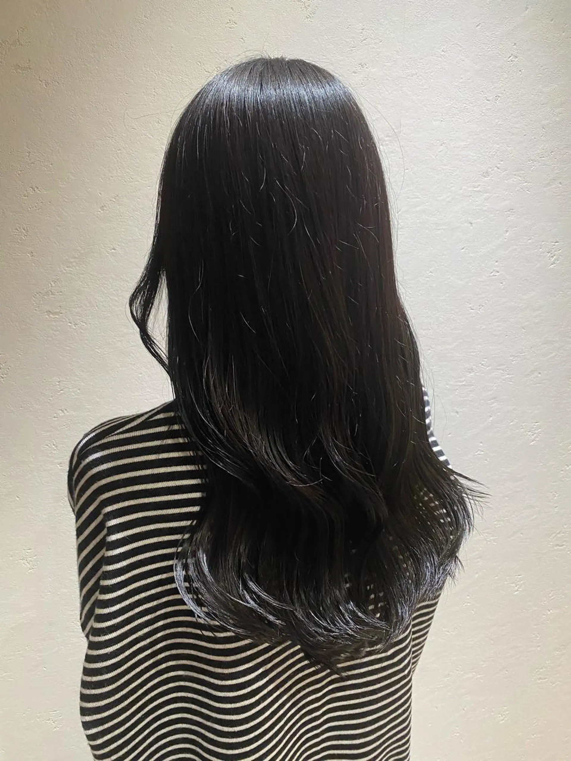 ロング カラー 黒髪 ブルーカラー ブルーブラック 中村 莉子のヘアスタイル