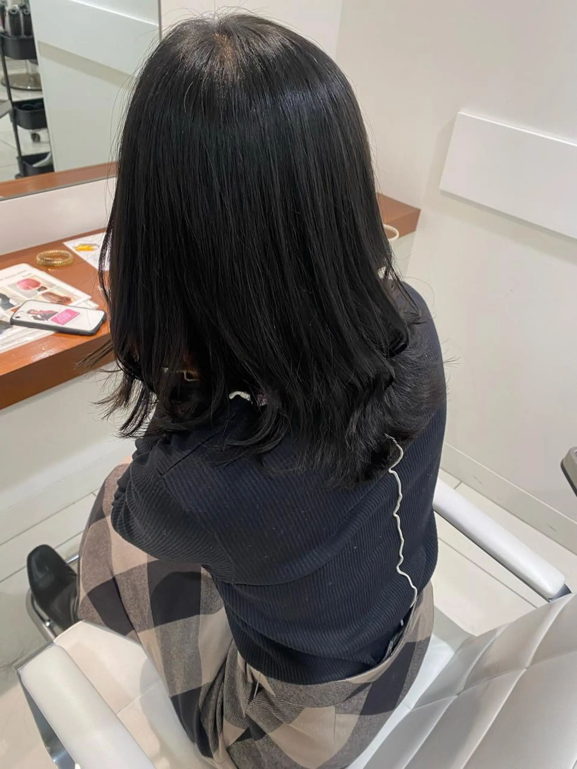 セミロング カラー 黒髪 ウルフカット ハッシュカット/七海のヘアスタイル