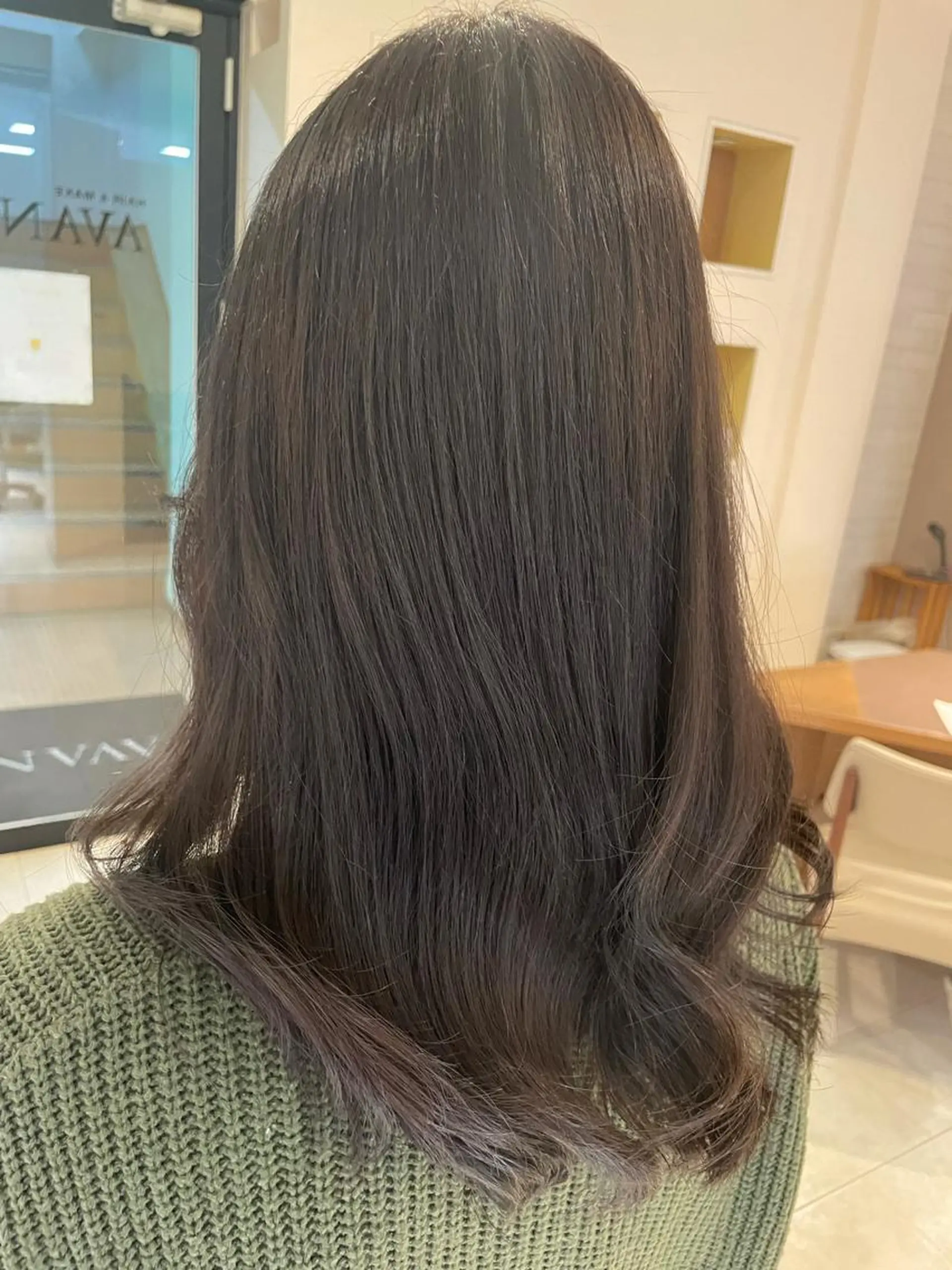 カラー ダークグレー レイヤー/くびれ/ 縮毛/チェレ金剛のヘアスタイル