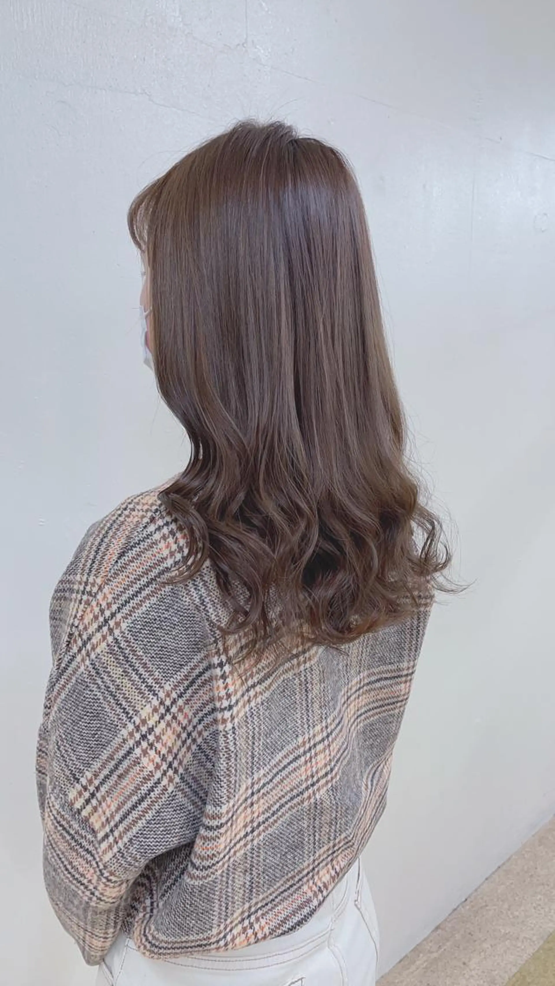 カラー ミルクティーカラー イイサカシュンスケのヘアスタイル