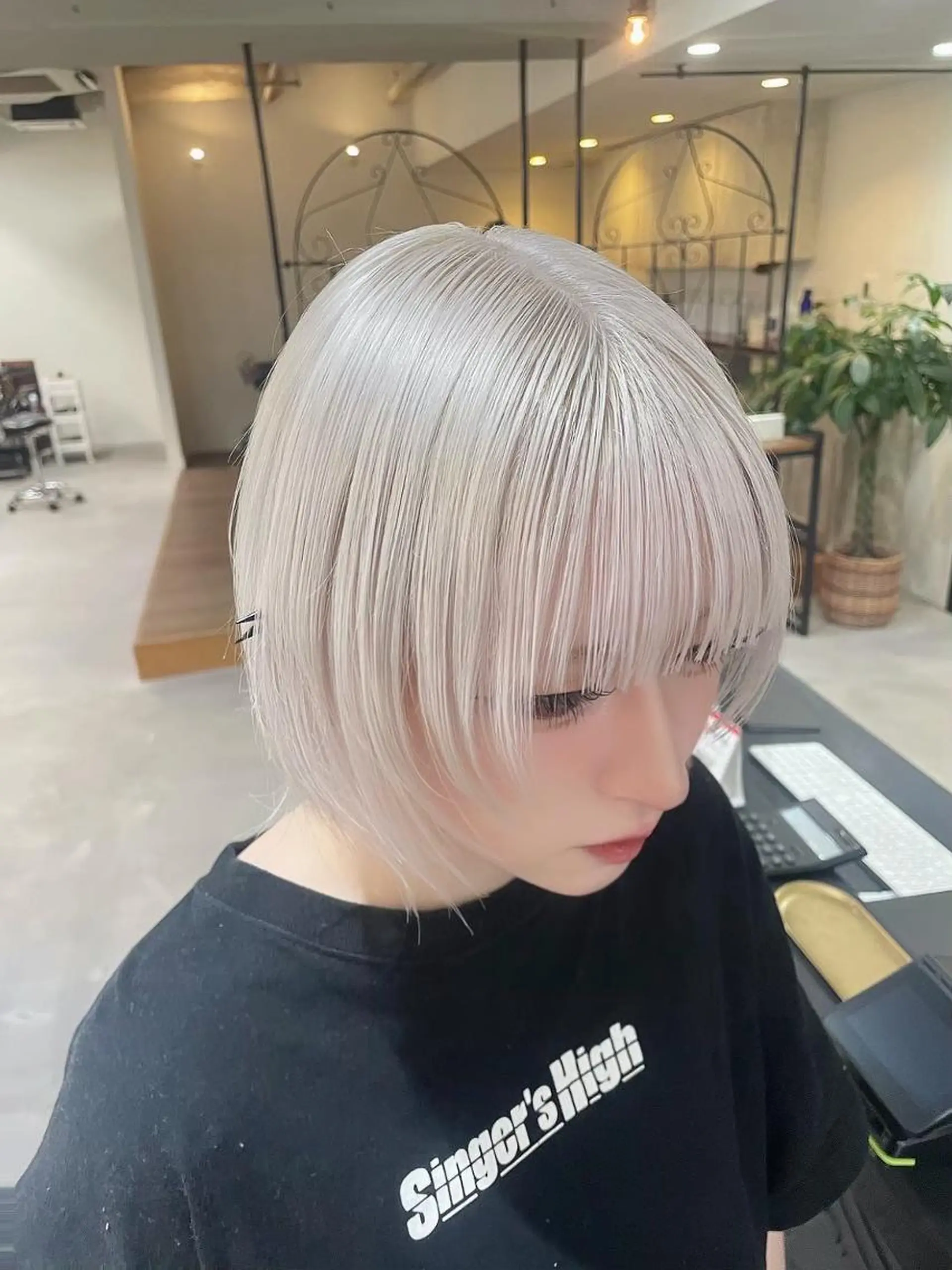 ロング カラー ショートボブ バレイヤージュ ベージュカラー 黒髪 ブリーチ カット ヘアカラー ili 梅田のヘアスタイル