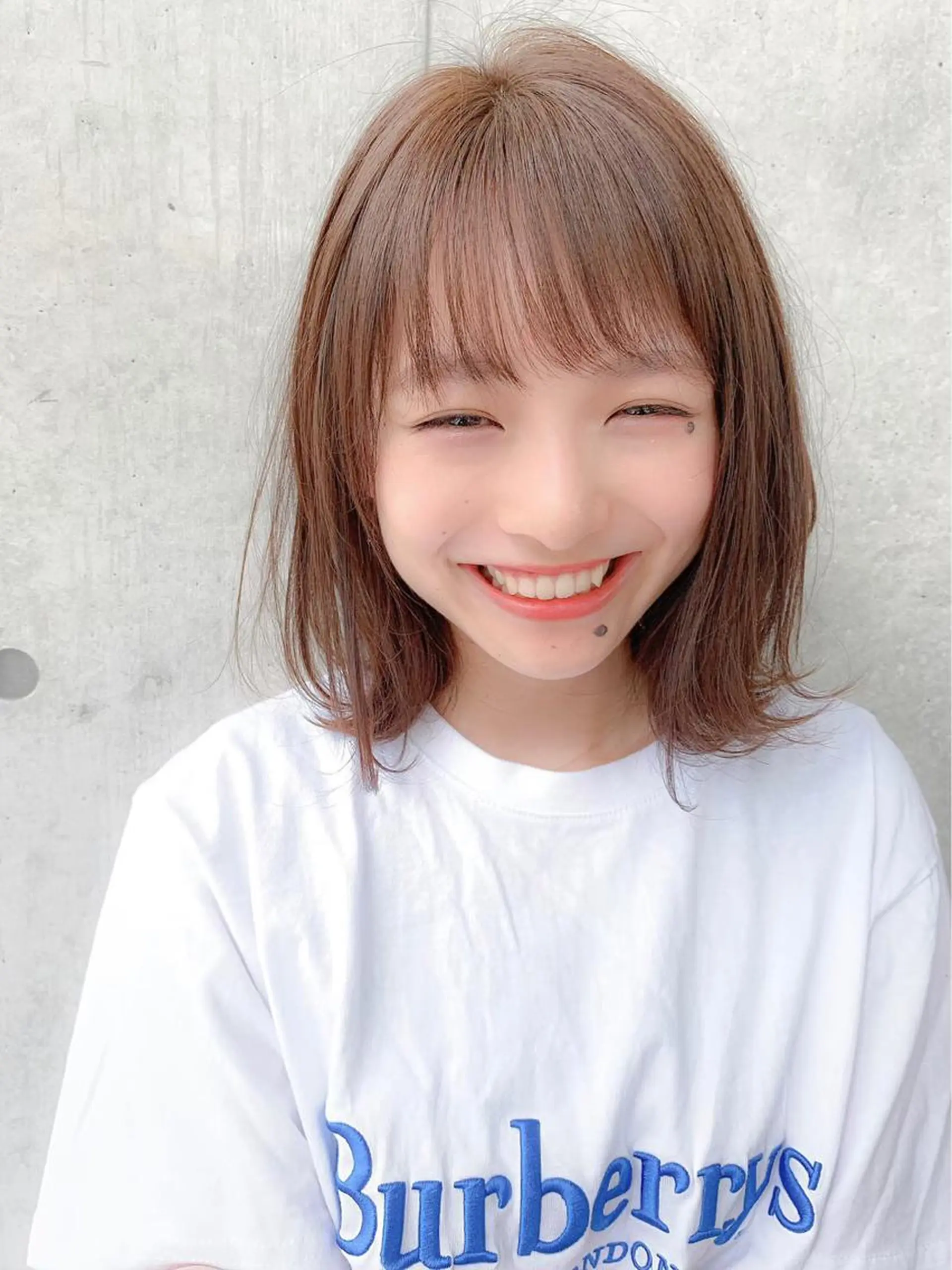 ミディアム カラー レイヤーカット 透明感カラーのヘアスタイル