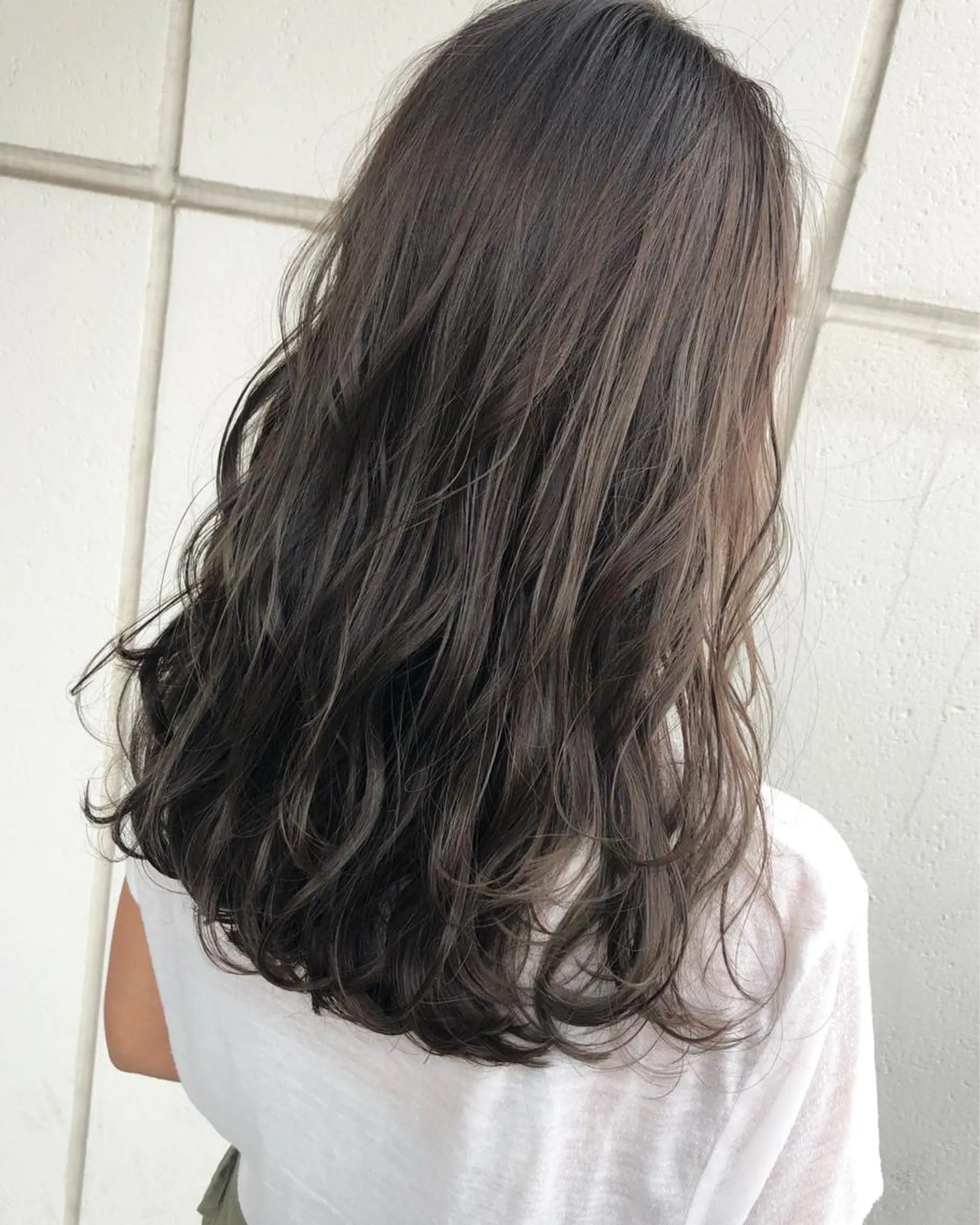 セミロング カラー ブリーチ グレージュ ブリーチなしカラー Heart's所属・若杉 諒のヘアスタイル