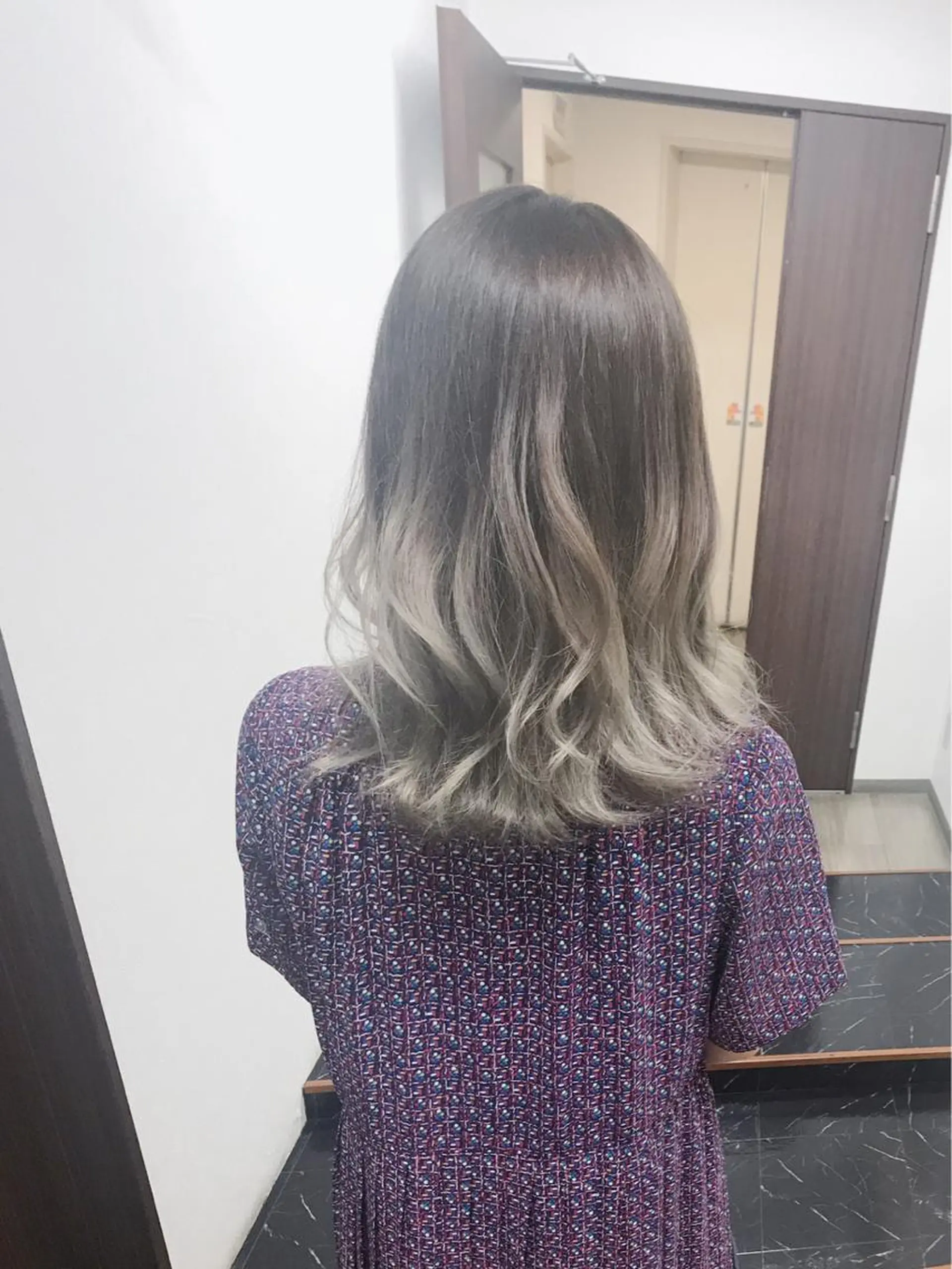 ミディアム カラー ブリーチ グラデーションカラー イルミナカラー ヤナ マネージャーのヘアスタイル