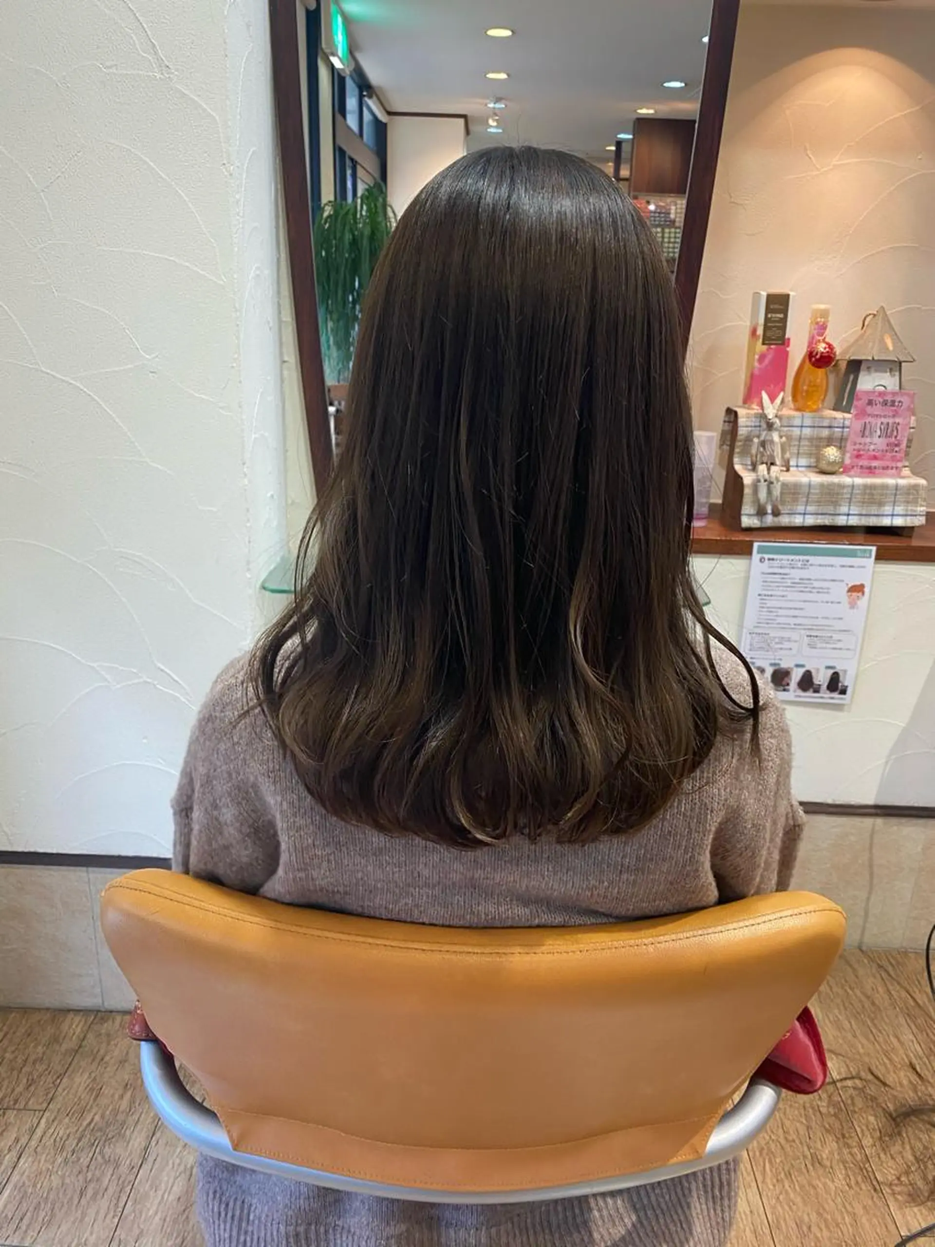 セミロング カラー ブラウンカラー オリーブブラウン サプリームヘア 飯田みち瑠のヘアスタイル