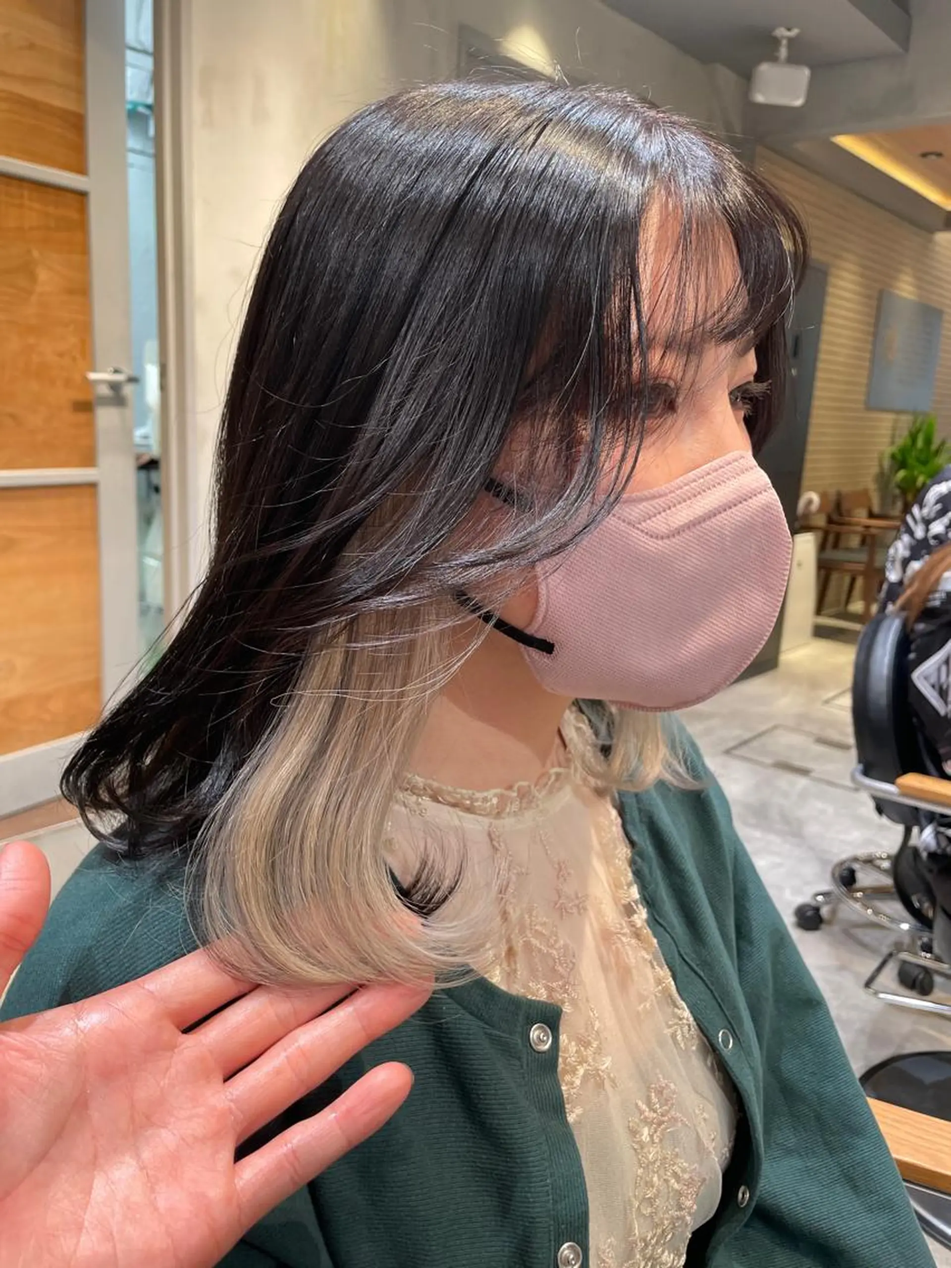 ミディアム カラー インナーカラー ハイトーン×髪質改善 KENTAのヘアスタイル